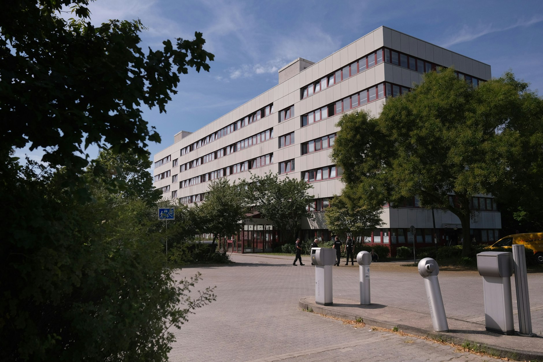 Ein Haus an der Gemeinschaftsunterkunft für Geflüchtete in der Bitterfelder Straße im Berliner Bezirk Marzahn-Hellersdorf