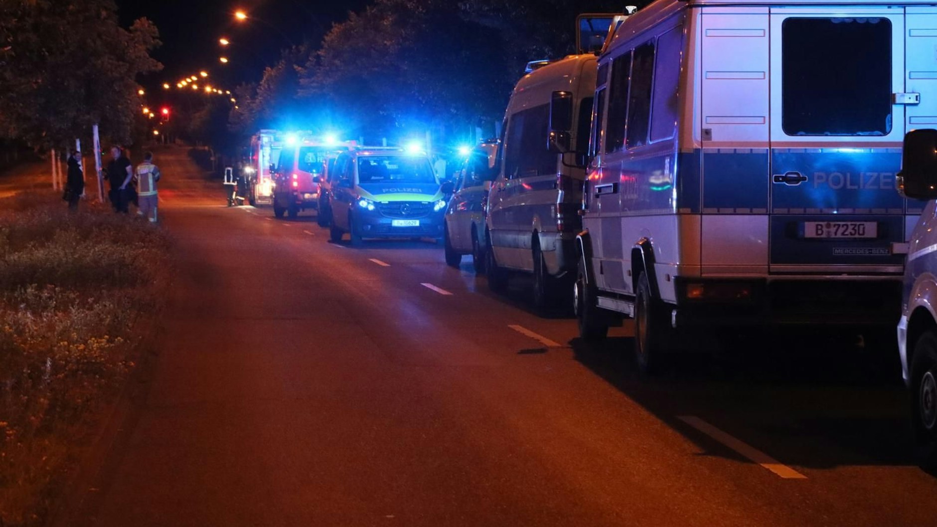 Großeinsatz von Polizei und Rettungskräften in Marzahn: Ein Mann stach mit einem Messer auf mehrere Menschen ein. 