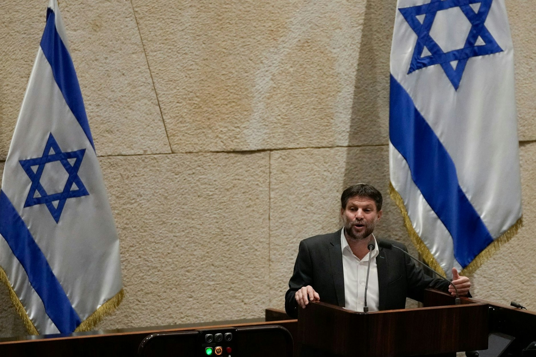 Israels Finanzminister Bezalel Smotrich spricht vor dem Parlament in Jerusalem.