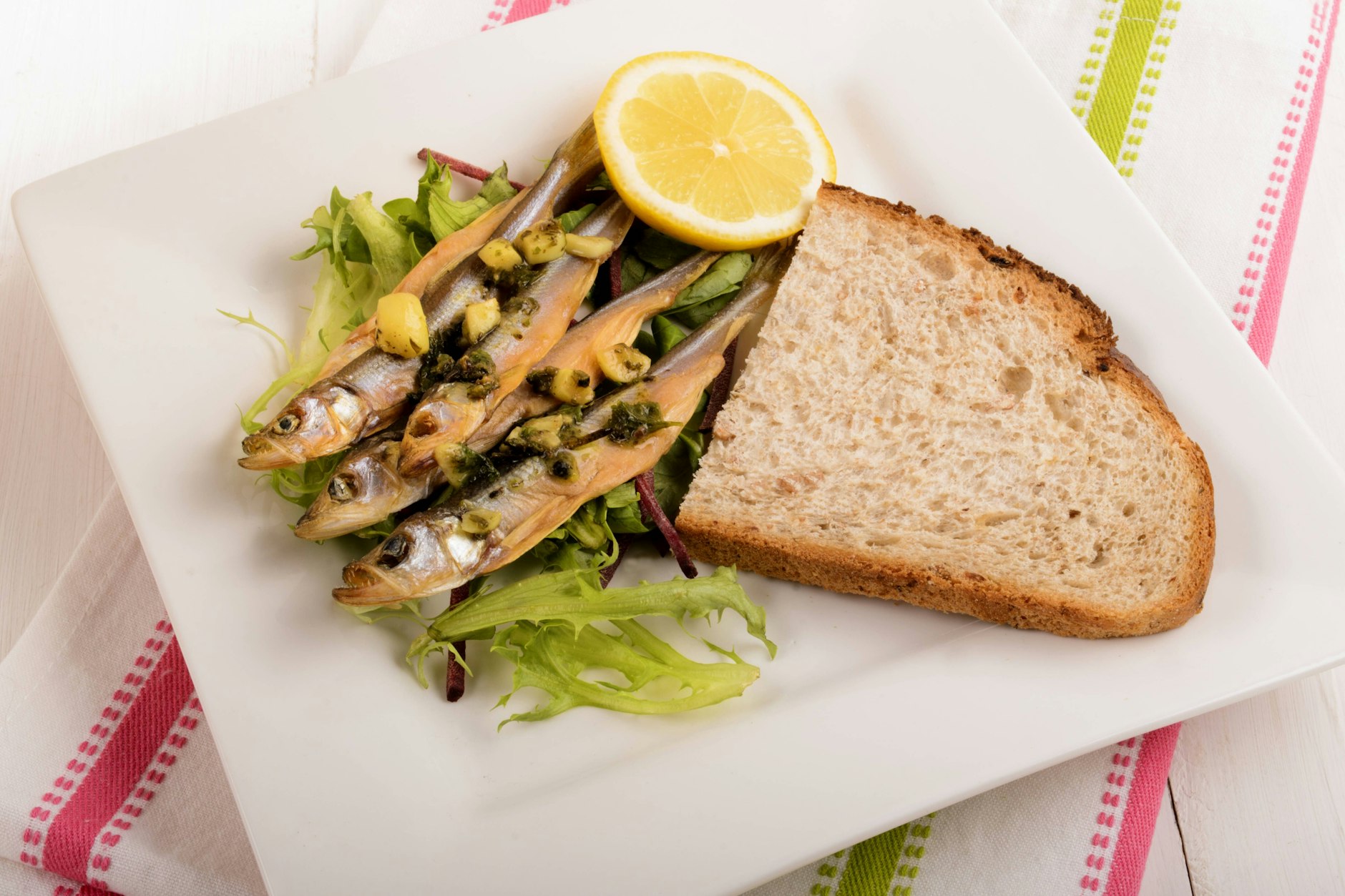 Das DDR-Rezept für Sprottensalat sollten Sie unbedingt mal ausprobieren. 