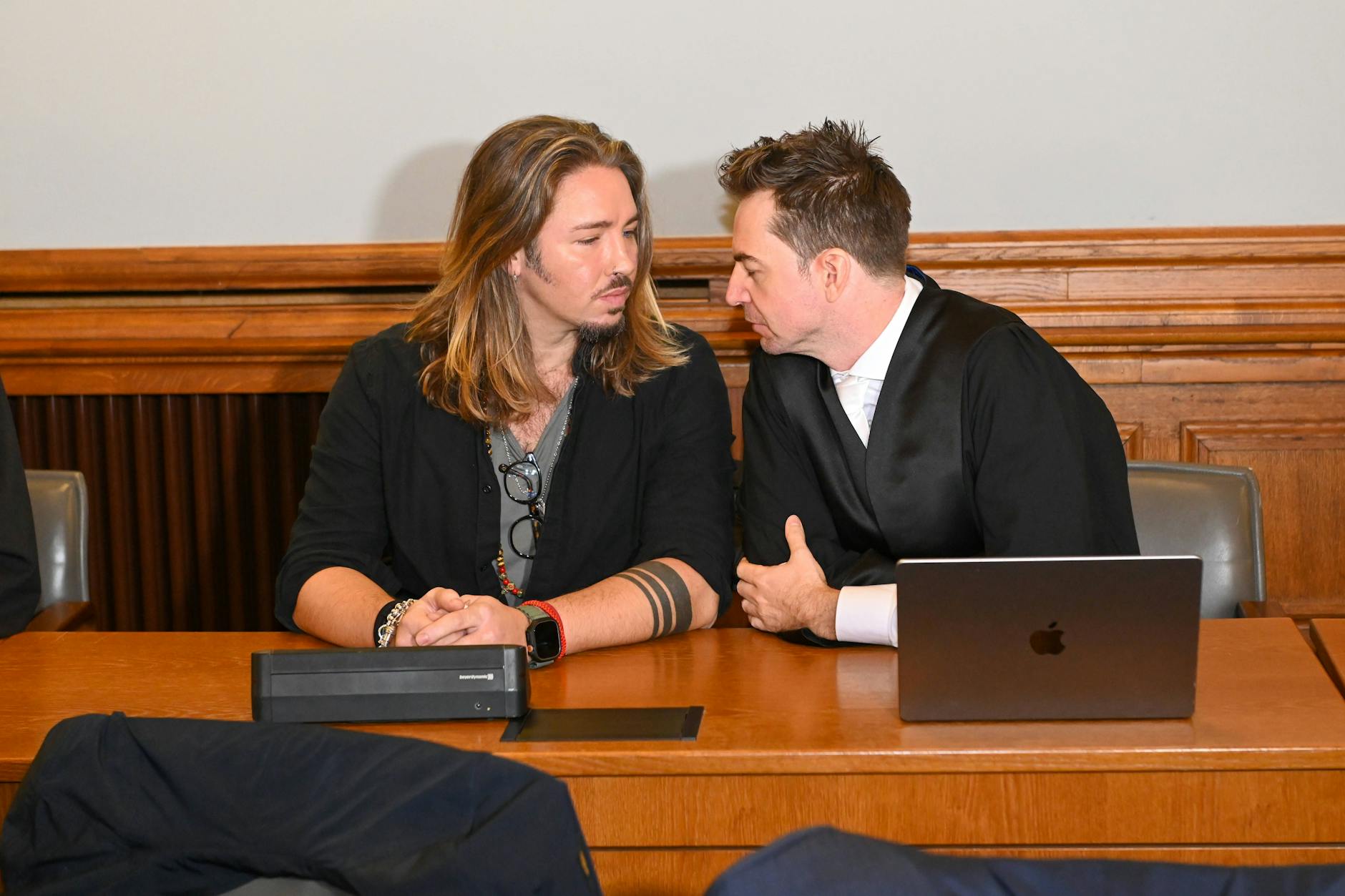 Gil Ofarim mit seinem Anwalt Dr. Alexander Stevens.
