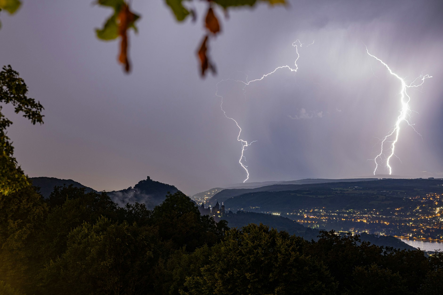 Heftige Unwetter zogen in der Nacht über Deutschland. Am Mittwoch soll es in Berlin ungemütlich werden.