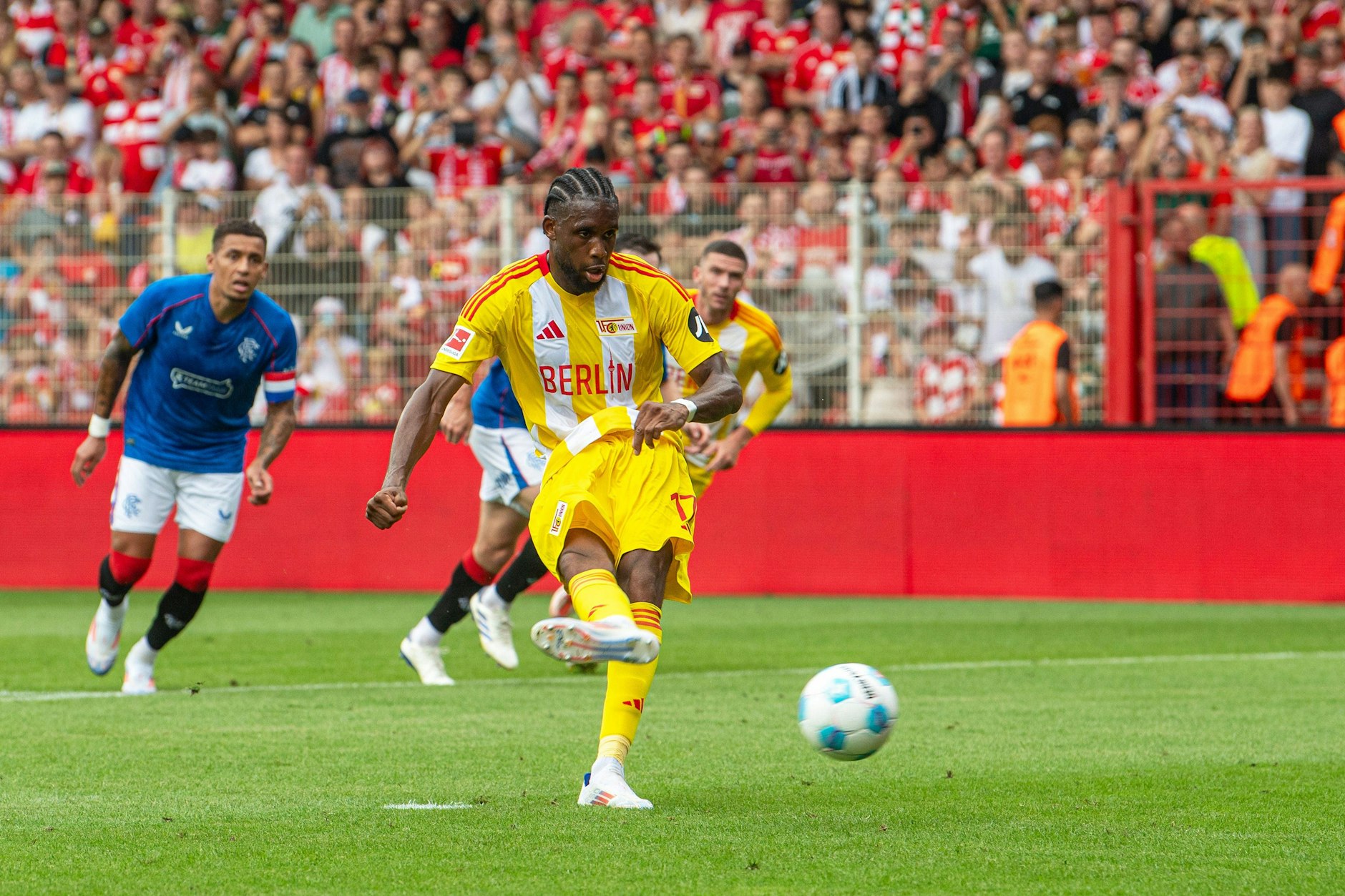 Sicher vom Elfmeterpunkt und auch in der Startelf des 1. FC Union: Jordan (28) ist nach der Vorbereitung im Sturmzentrum vorerst gesetzt.