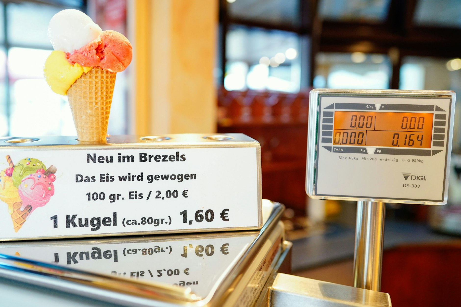 In einem Café in Baden-Baden wird das Eis neuerdings mit der Waage abgerechnet.