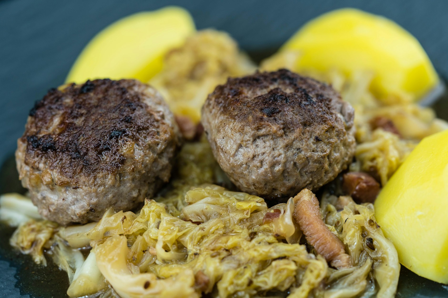 Leckeres Beefsteak mit Gemüse und Kartoffeln: Ein traditionelles Rezept, das schon Oma zum Mittagessen zubereitete.