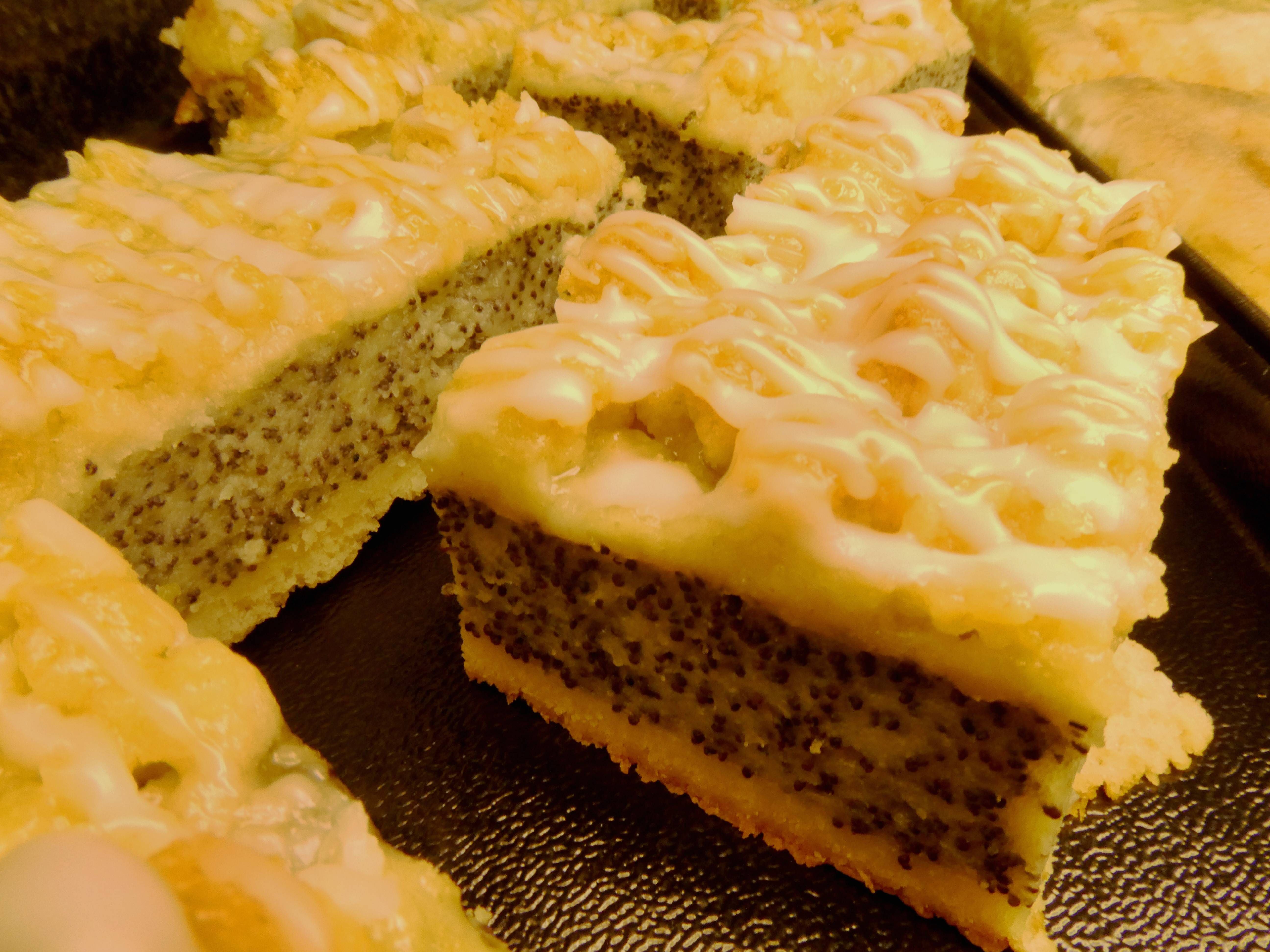 Rezept für Omas Mohnkuchen mit Streuseln & Guss: So saftig ist keiner!