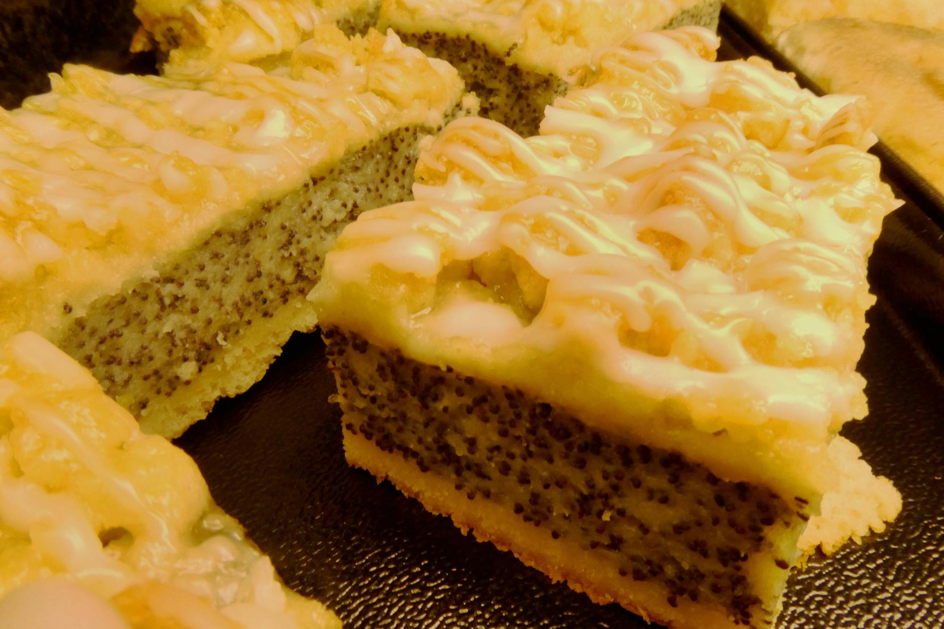 Dieses Rezept für Mohnkuchen mit Streuseln bietet eine Besonderheit: Die knusprige Decke wird zusätzlich mit Zuckerguss überzogen!