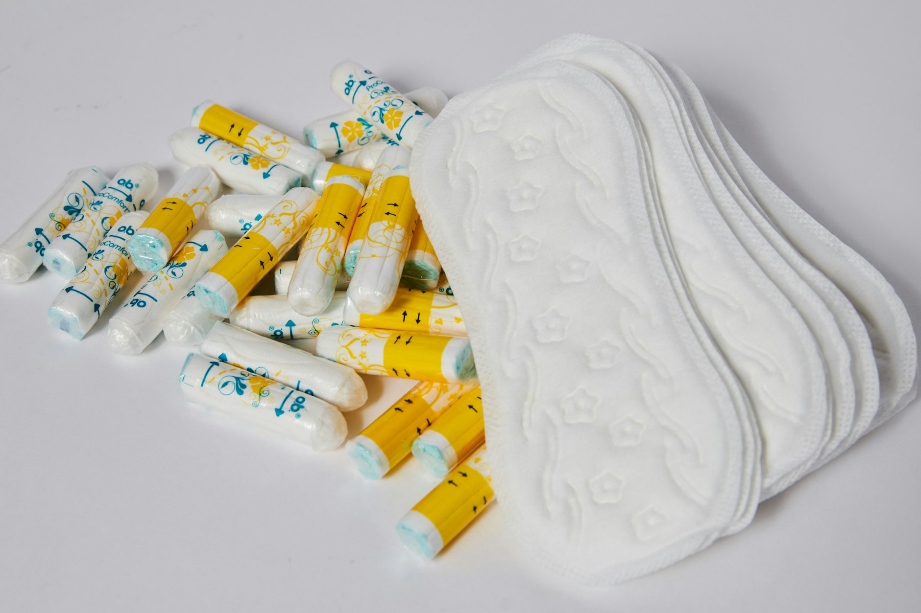 Frauen werden offenbar trotz Steuersenkungen beim Kauf von Damenhygiene weiter stark finanziell belastet.