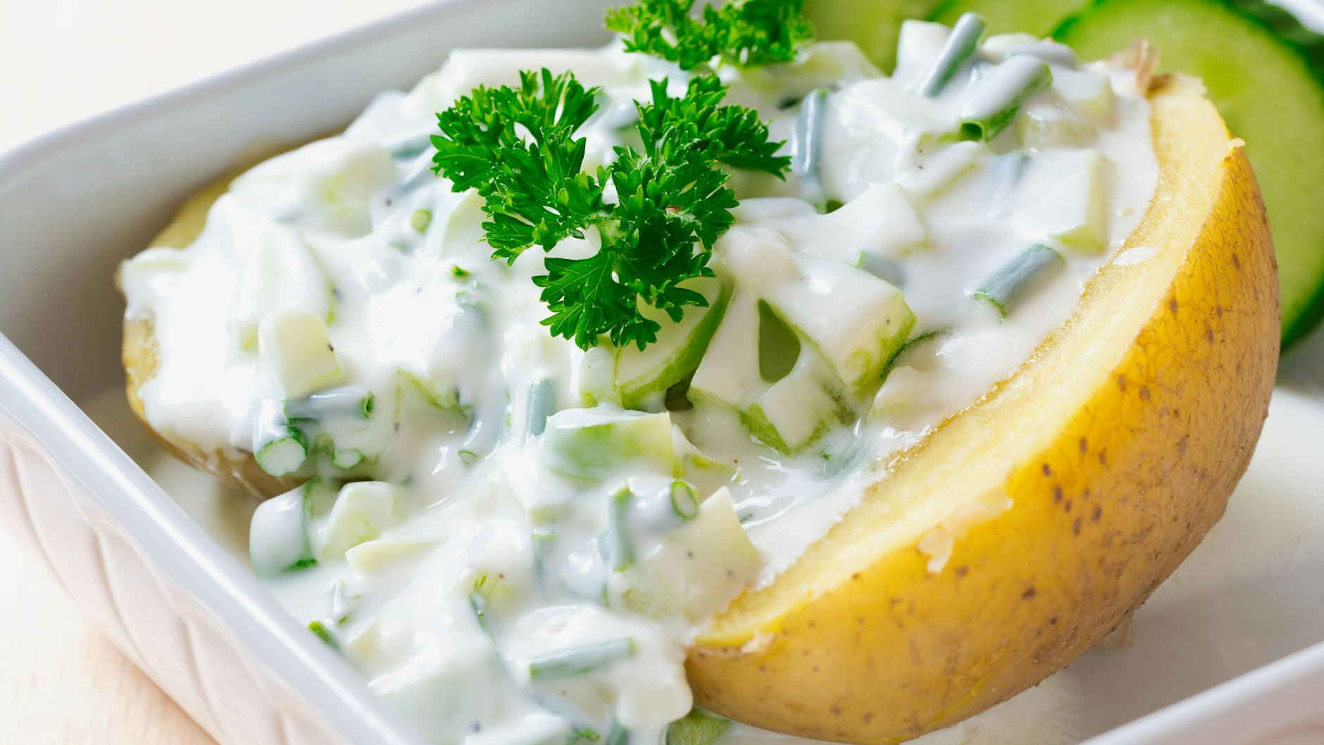 Salzkartoffeln mit Kräuter-Magerquark sind perfekt, wenn man satt werden und trotzdem abnehmen will. 