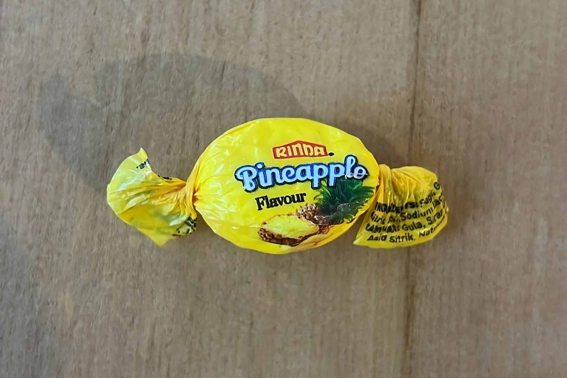 Ein Bonbon mit Ananasgeschmack
