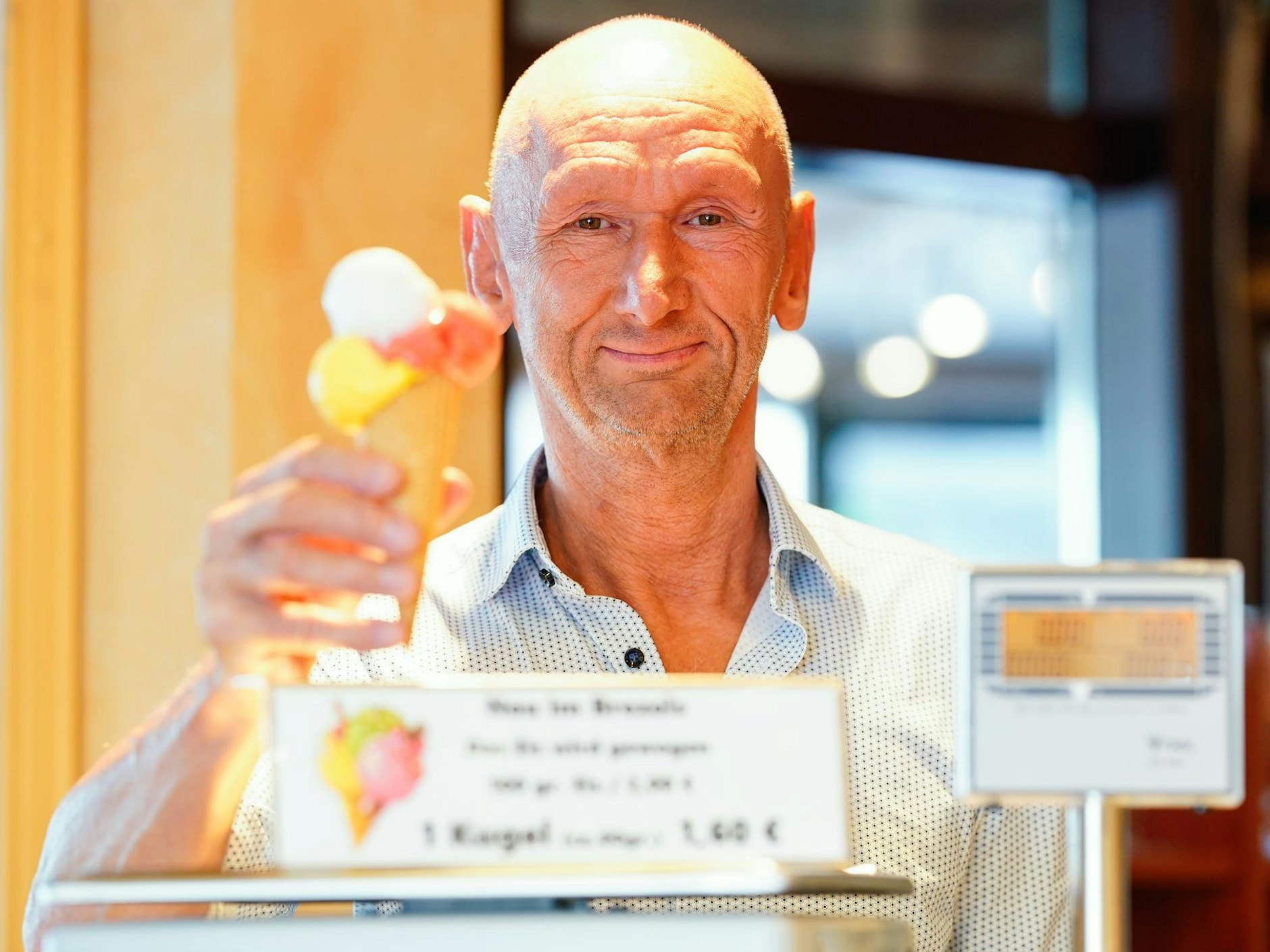 Betreiber Michael Böhmer verkauft in seinem Café das Eis nach Gramm-Preisen.