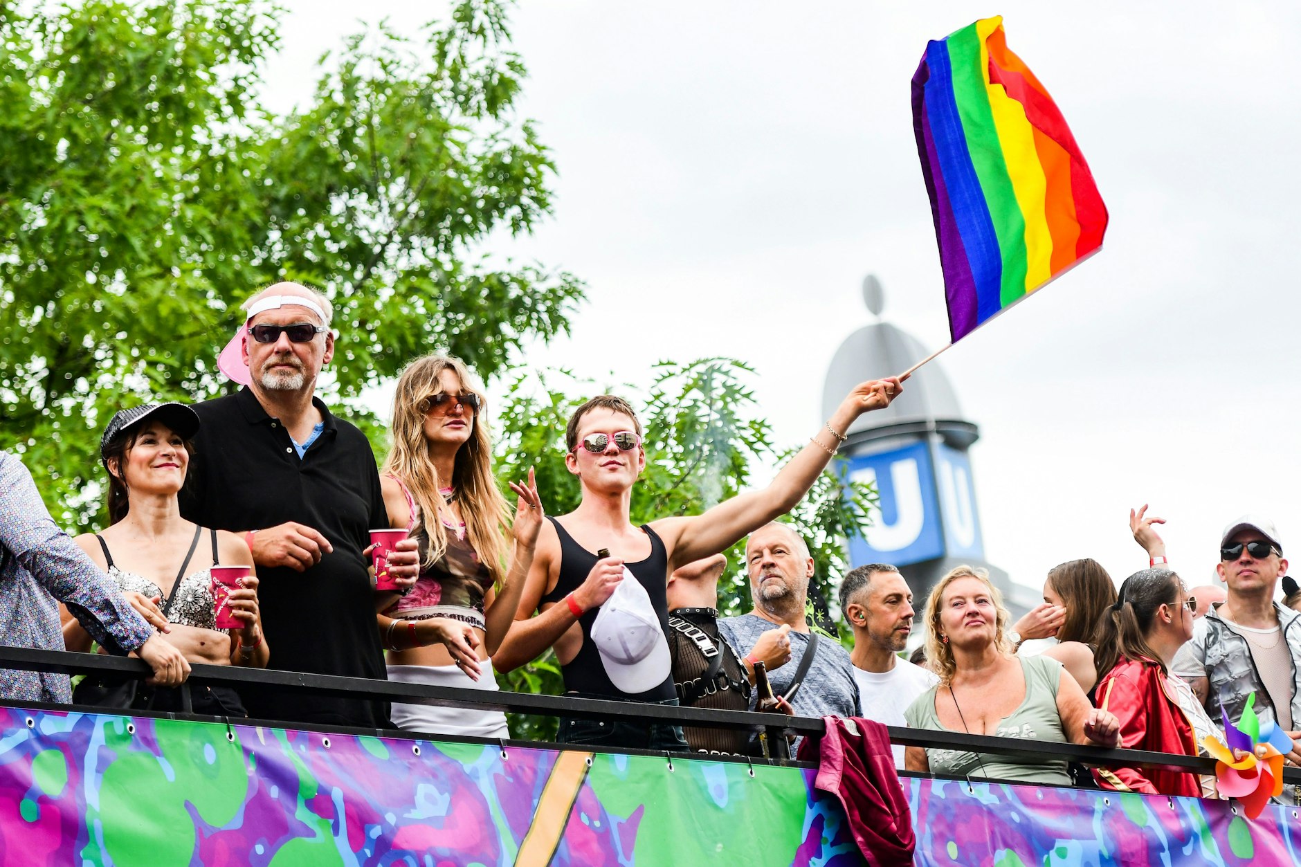 Regenbogenflaggen sind im Gegensatz zu Nationalflaggen bei der Berliner Techno-Parade „Rave the Planet“ willkommen.