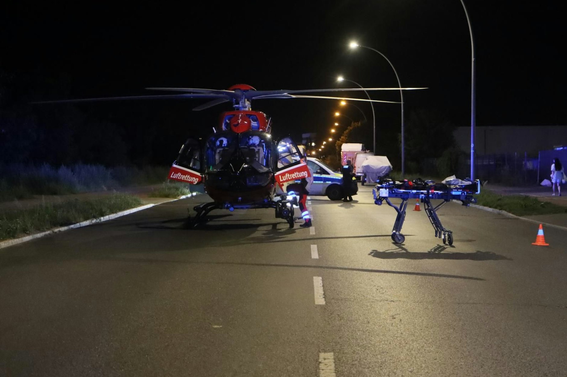 Bei einer brutalen Messerattacke wurden fünf Menschen verletzt, eine Person schwebt in Lebensgefahr.