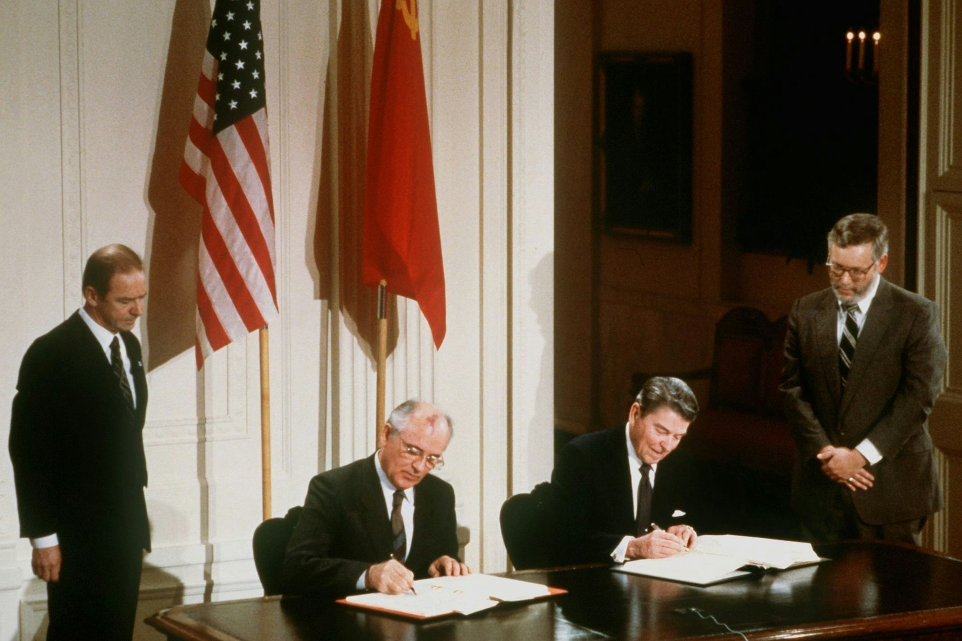 Ronald Reagan (2.v.r.), der damalige Präsident&nbsp;der USA, und Michail Gorbatschow (2.v.l.), der damalige sowjetische Parteichef, unterzeichnen den INF-Vertrag zur Vernichtung der atomaren Mittelstreckenraketen.