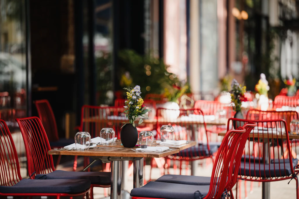 Brikz in Berlin-Charlottenburg: Supper Club mit großem an kleiner Tafel