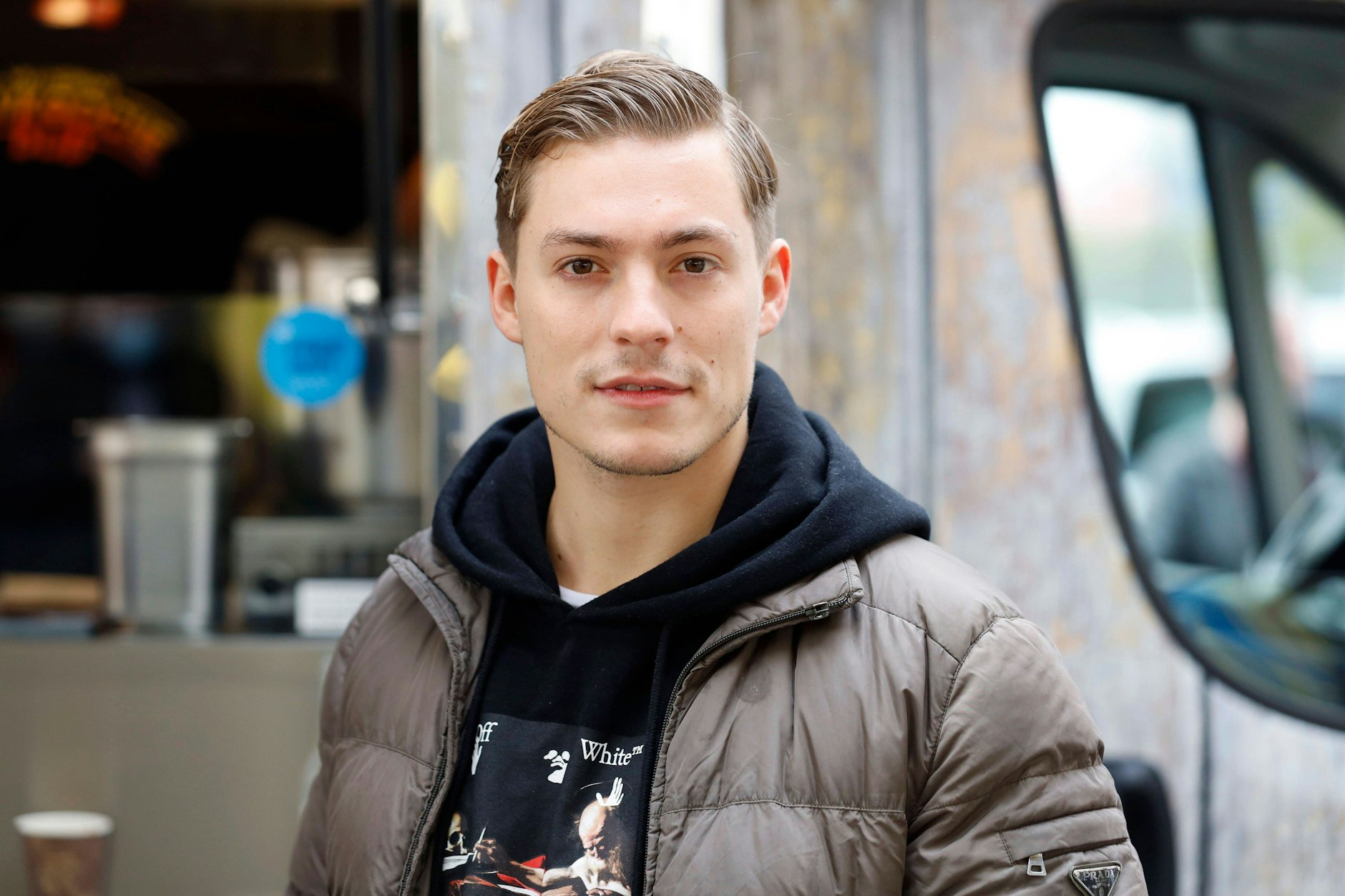 Henrik Stoltenberg bei der Eröffnung von Willi Herrens Reibekuchen-Truck im April 2021 in Köln, damals wurde er noch zu Events eingeladen, heute nicht mehr.