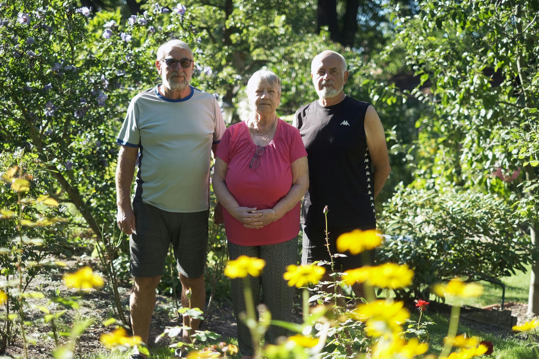 Das Ehepaar Reinhard und Brigitte Thiem im Tegeler Kleingarten mit ihrem Nachbarn Klaus Ibisch (r.). Sie klagen über den Müll in ihrer Kolonie vor den Toren des ehemaligen Flughafens Tegel.