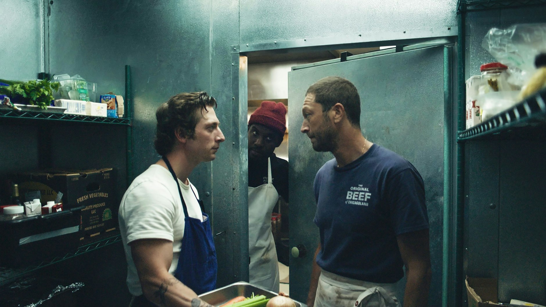 Die Umstrukturierung des Restaurants „The Original Beef of Chicagoland“ sorgt für viel Zoff zwischen Chefkoch Carmy (Jeremy Allen White) und Richard (Ebon Moss-Bachrach).