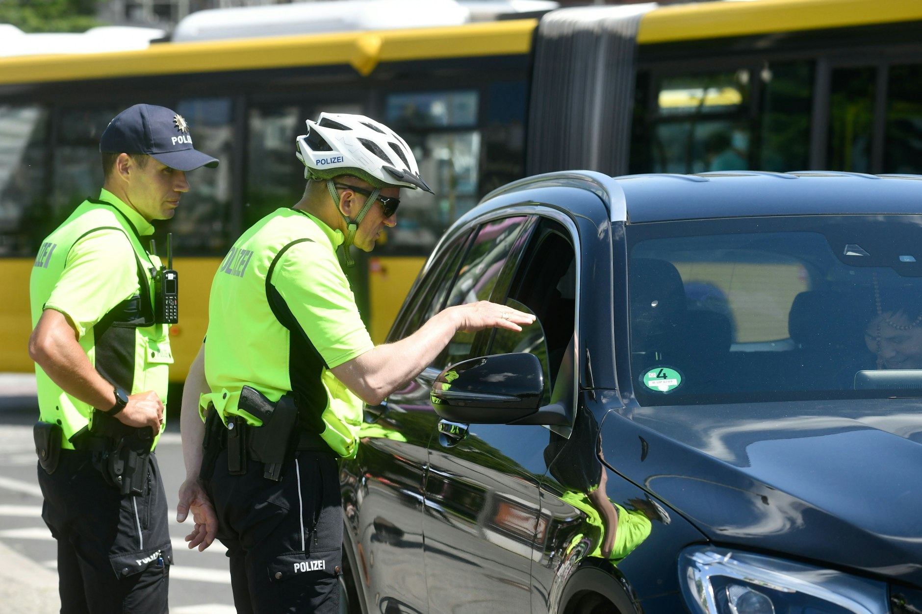 Ruhig und besonnen sollte man bei einer Polizeikontrolle bleiben, gerade wenn es um eine RAF-Fahndung geht.