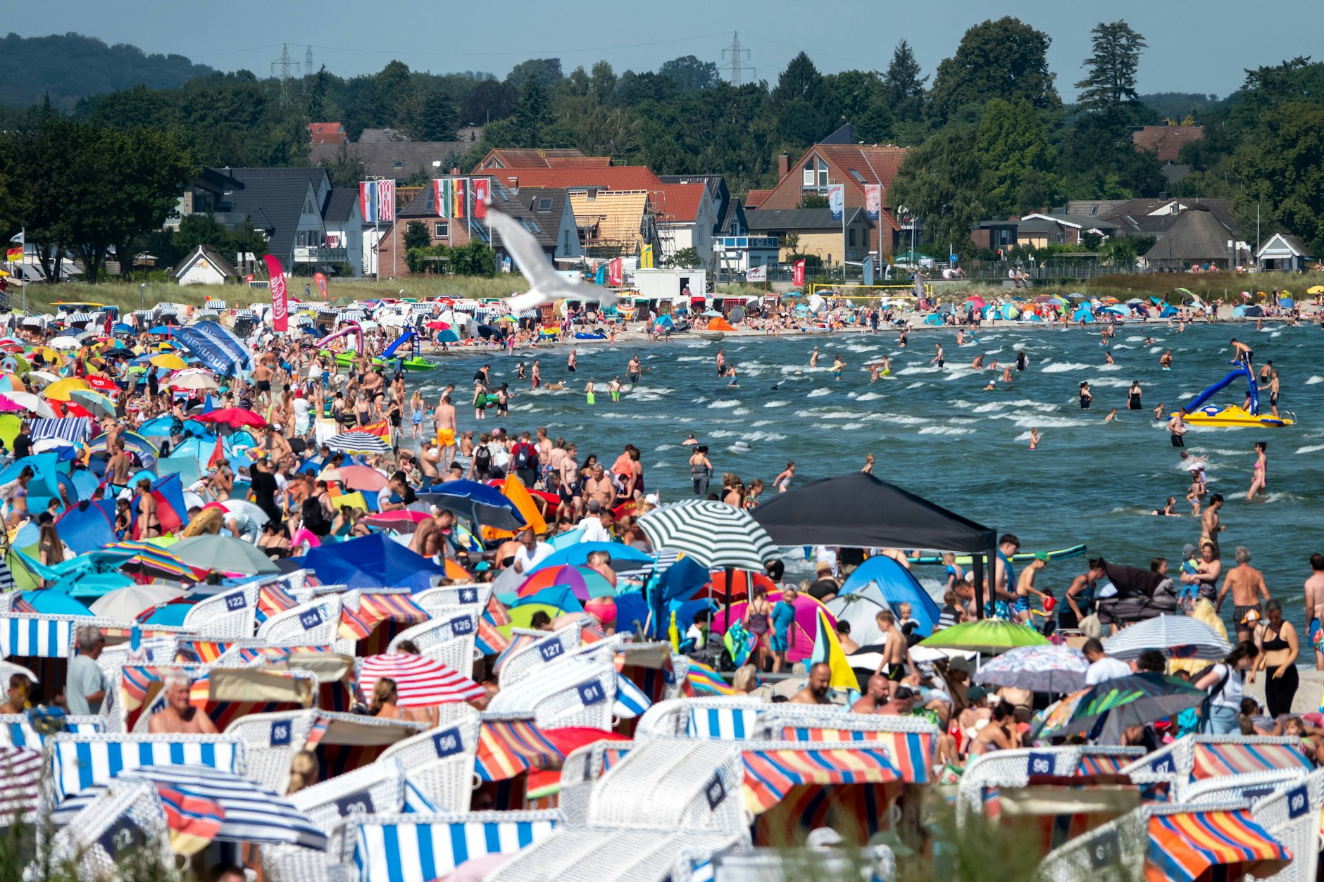 Dann lieber an den Strand wie hier in Scharbeutz: Für einen Besuch im Spaßbad wollen die wenigsten Deutschen mehr zahlen.&nbsp;
