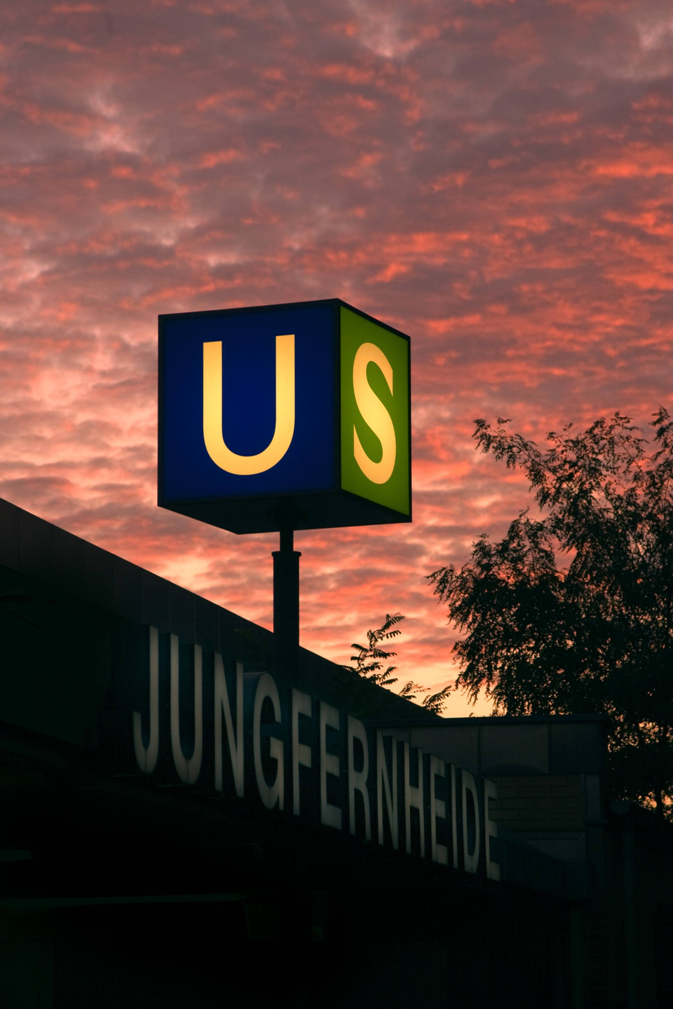 S-Bahnhof Jungfernheide in Berlin-Charlottenburg:  Mann tritt schlafender Frau gegen Kopf