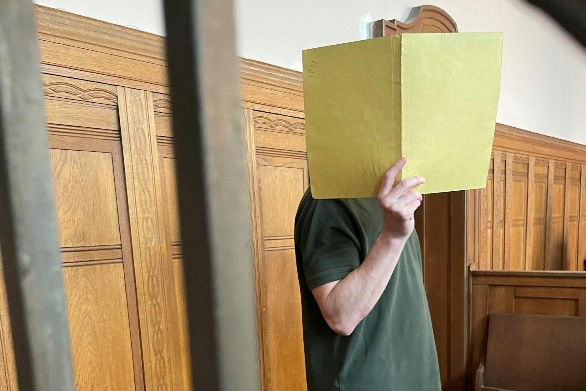 Vor Gericht erschien Milan M. ohne Brille, aber mit Aktenordner.