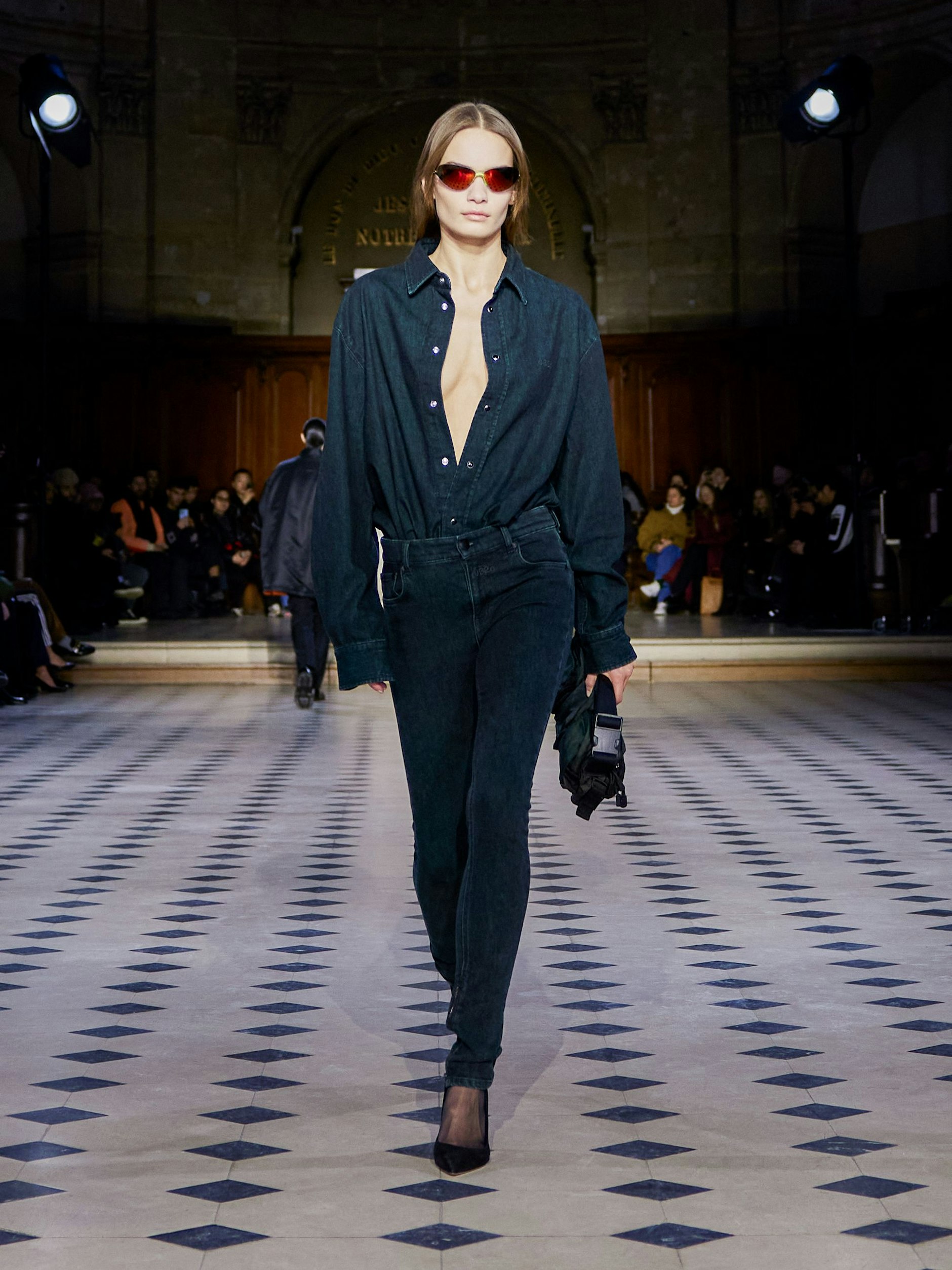 Ein aktueller Skinny-Jeans-Look von 032c. Die Röhre ist im Online-Shop der Berliner Marke für 390 Euro erhältlich.