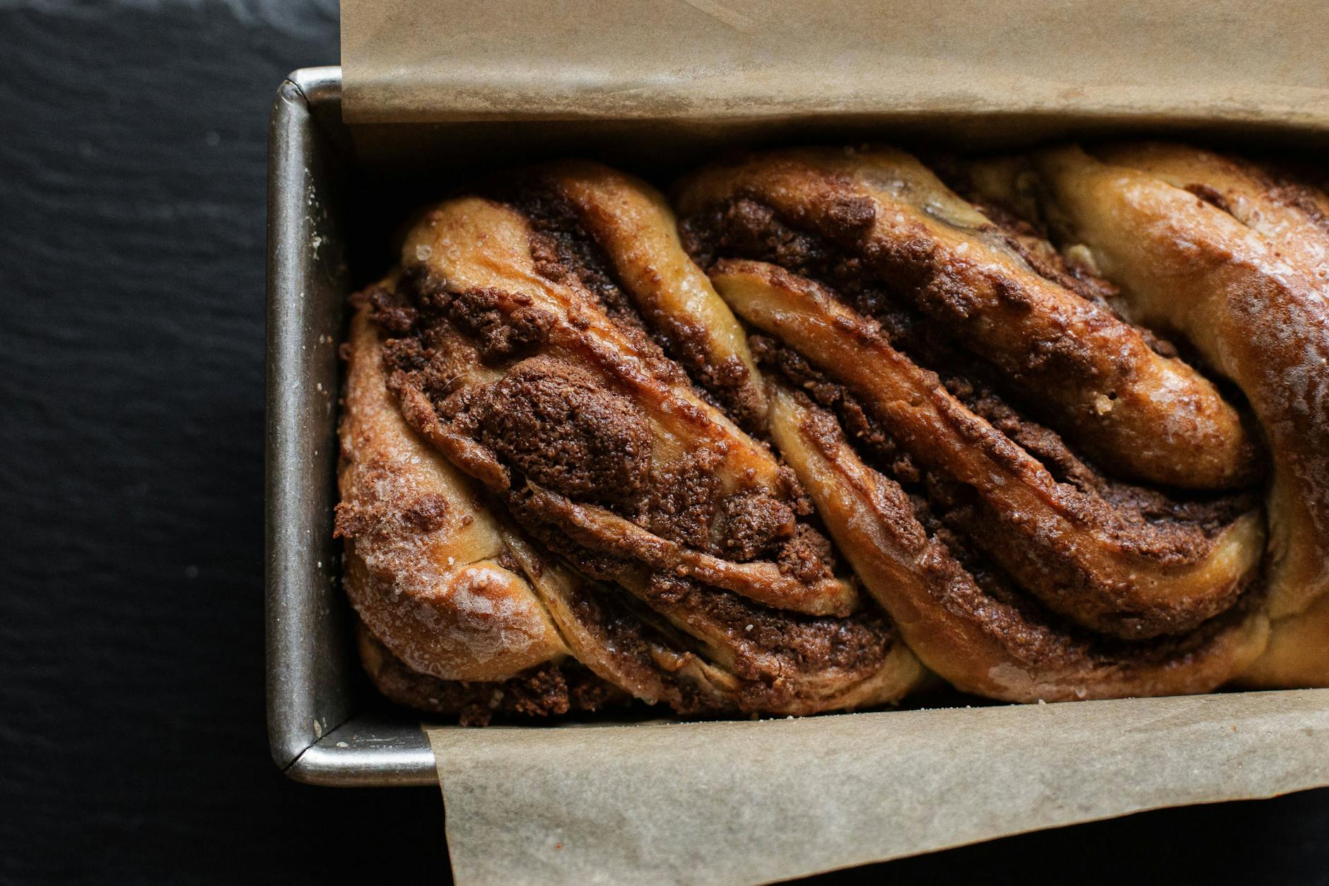 Die Babka backen Sie am besten in einer 30-Zentimeter-Kastenform.