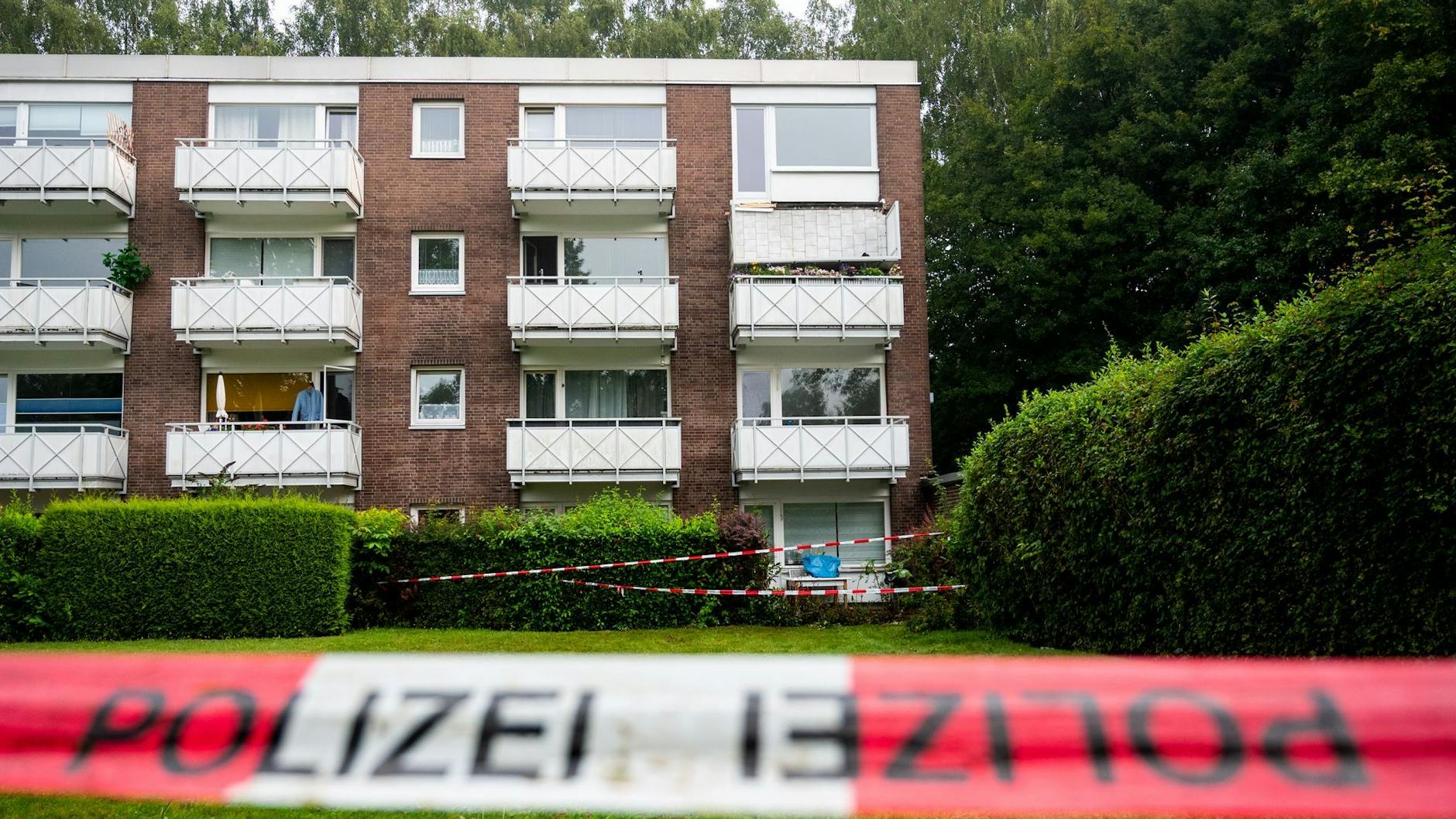 Wie es zu der Tragödie kommen und der Balkon wegklappen konnte, ist bisher vollkommen unklar.