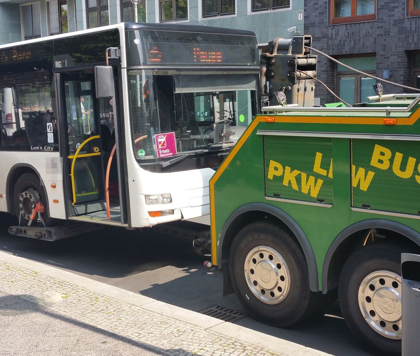 Ersatzverkehr mit Schrottbussen – Berliner Polizei legt vier marode Mühlen still