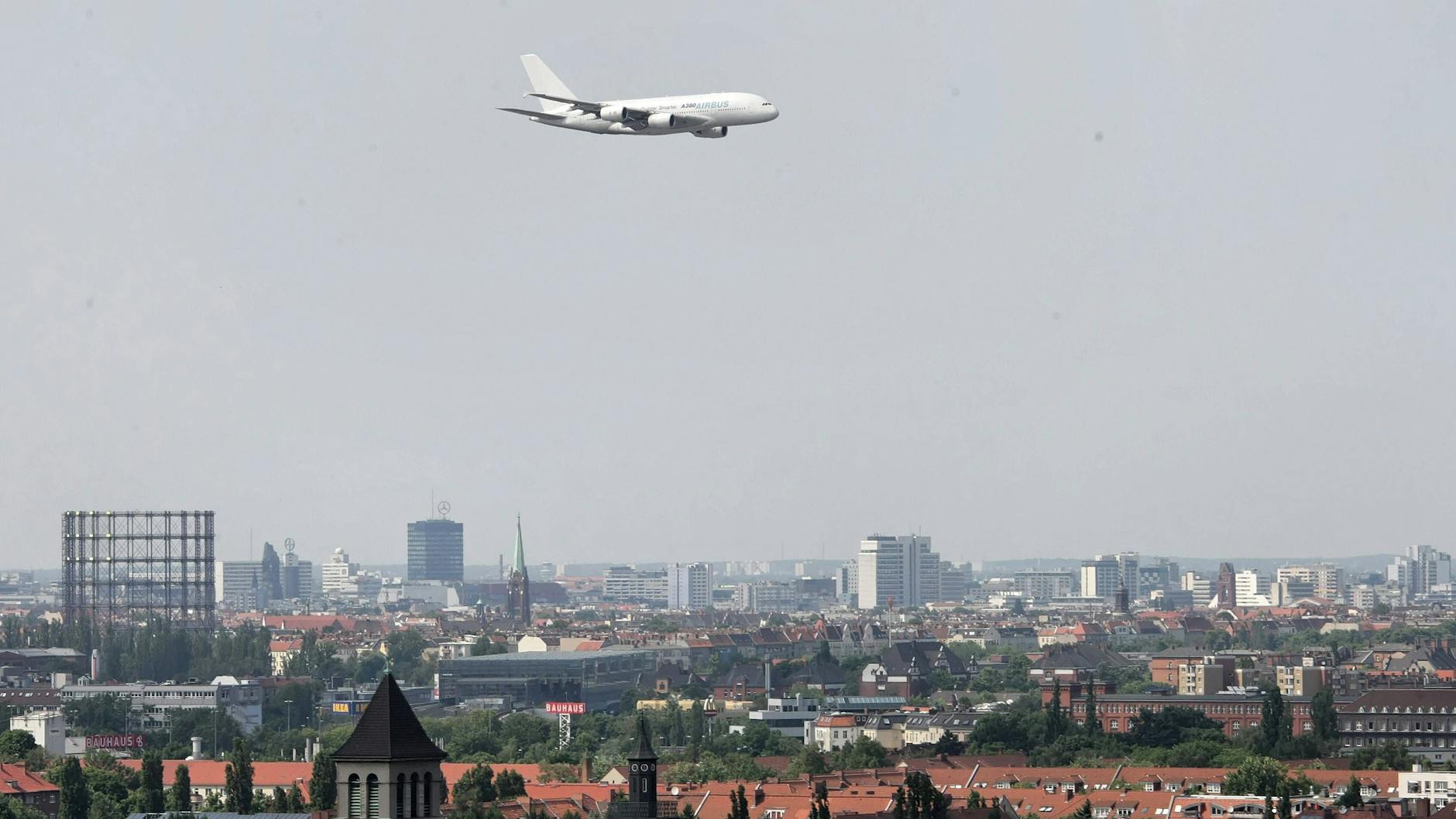 Ein Airbus A380 fliegt über Berlin-Tempelhof: Das geschah 2008 während der ILA mit Sonderrechten.