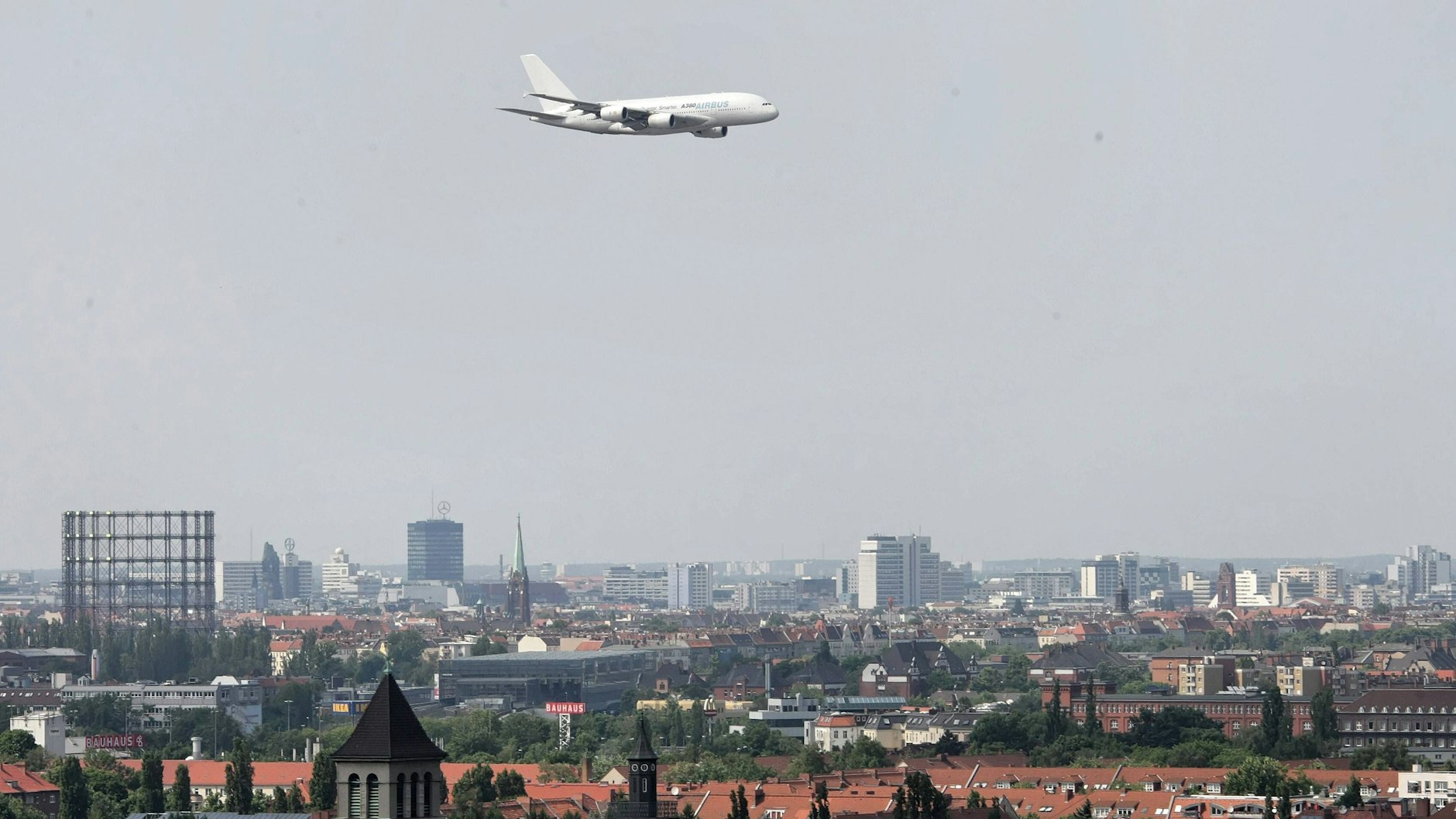 Ein Airbus A380 fliegt über Berlin-Tempelhof: Das geschah 2008 während der ILA mit Sonderrechten.