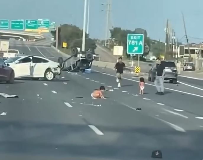 Nach Horror-Unfall: Kleinkinder krabbeln in Windeln über die Autobahn!