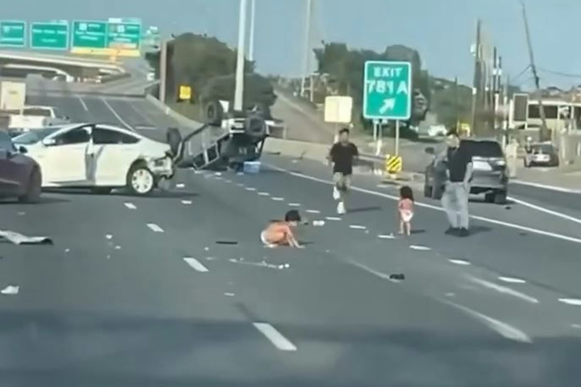 Kleinkinder in Windeln krabbeln über die Autobahn.
