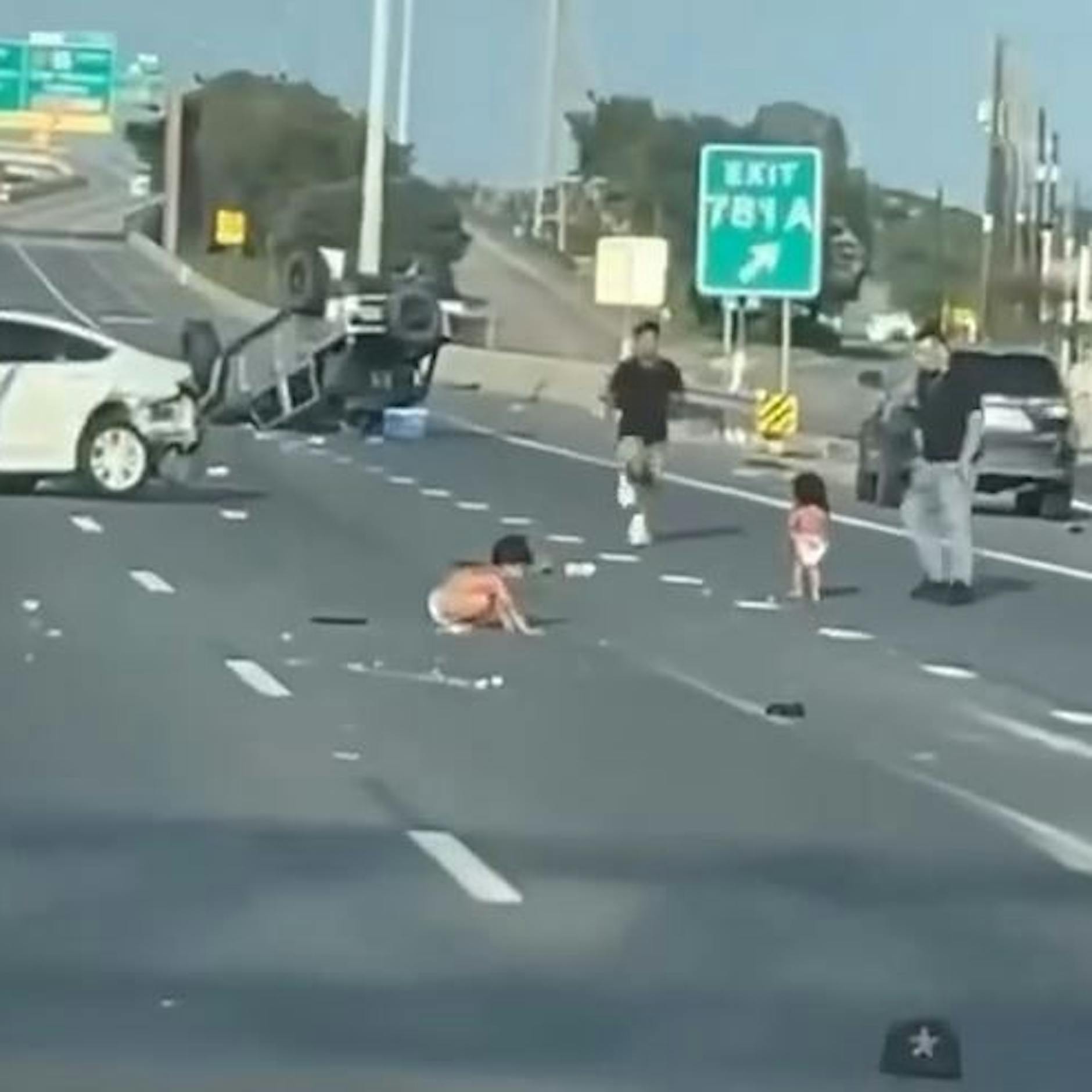 Nach Horror-Unfall: Kleinkinder krabbeln in Windeln über die Autobahn!