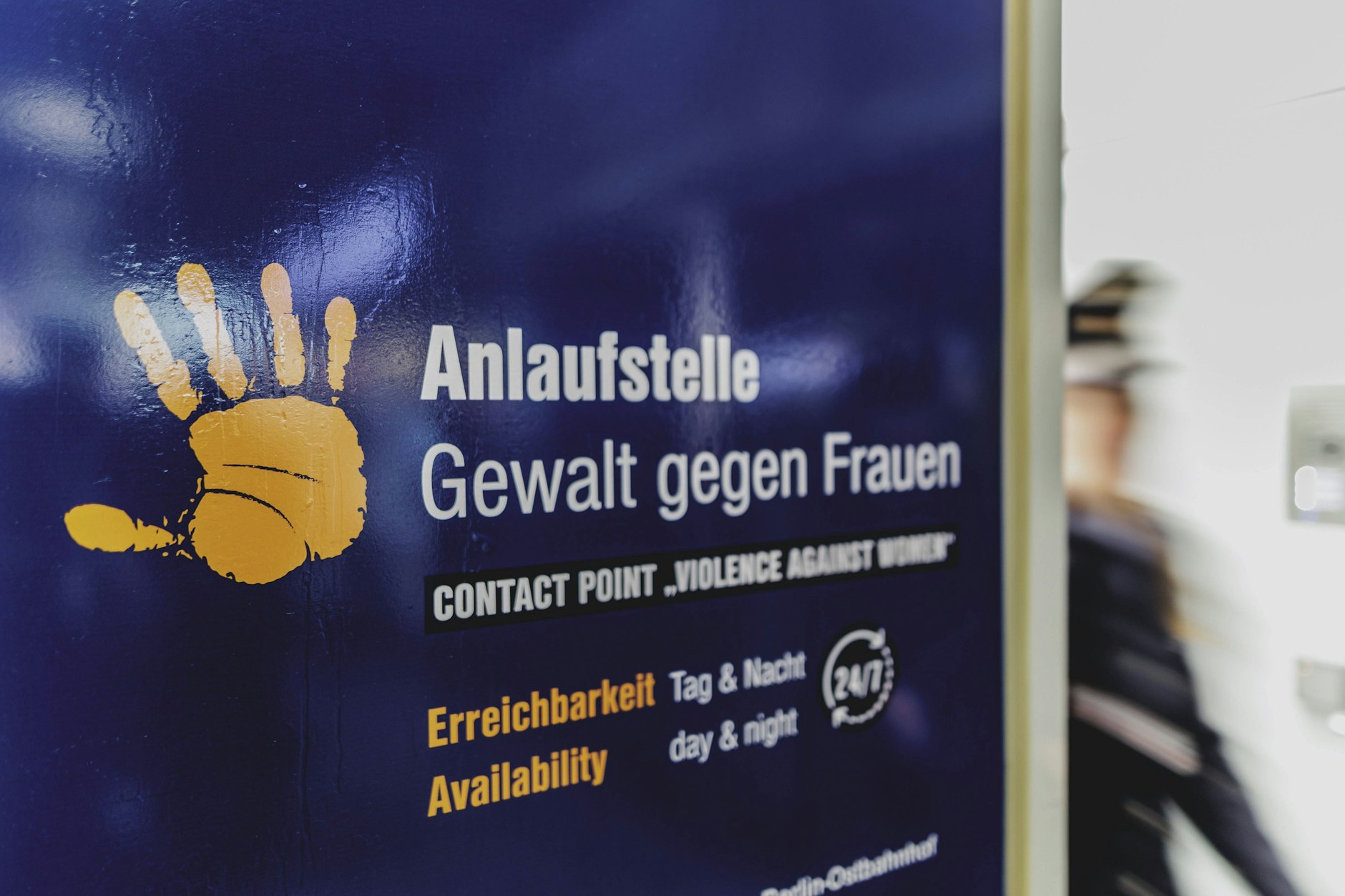 Im Ostbahnhof in Berlin hat heute die erste Anlaufstelle Gewalt gegen Frauen der Bundespolizei eröffnet.
