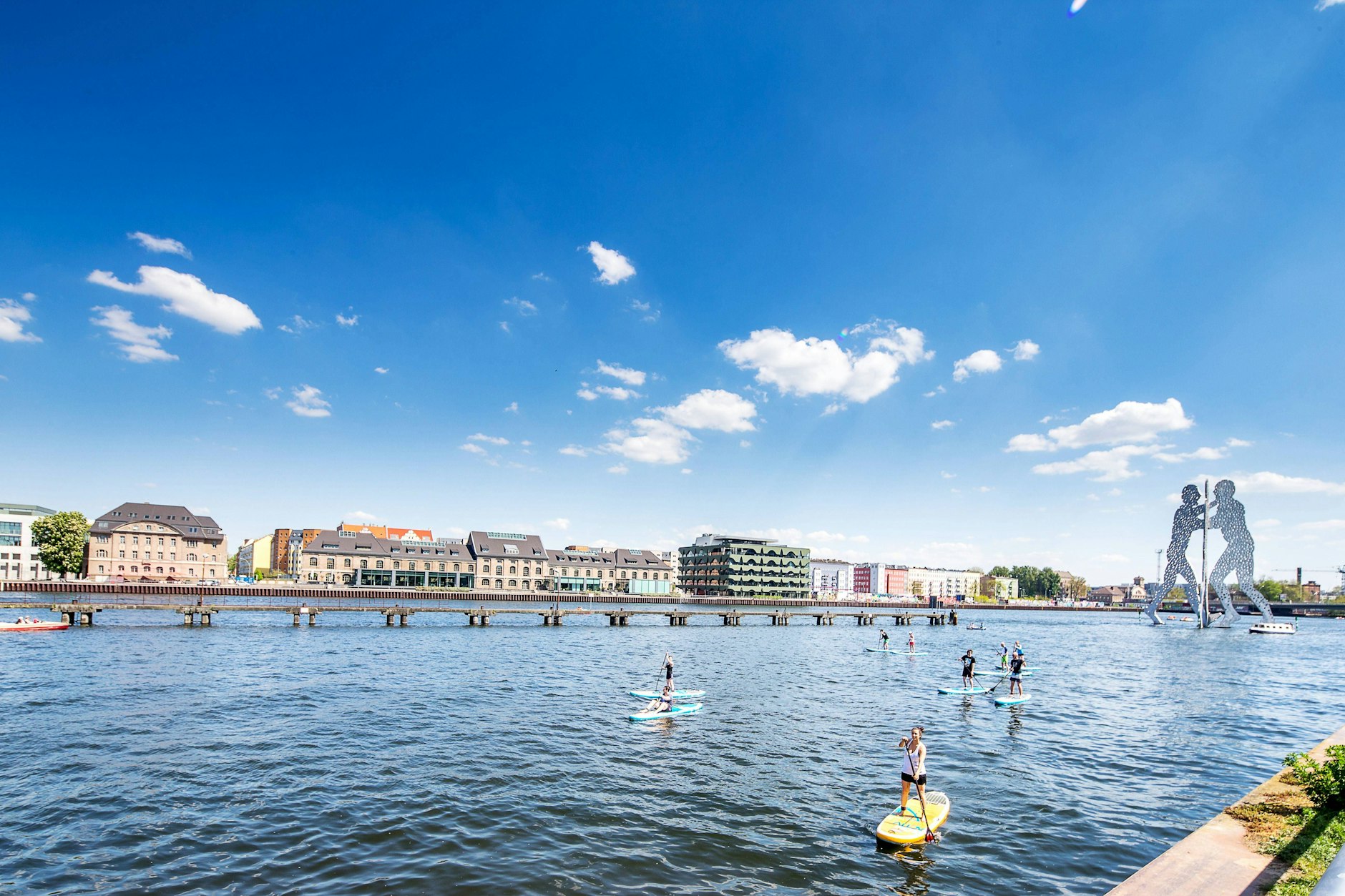 Paddeln auf der Spree: Beim Stand-up-Paddling kann man die Gewässer der Stadt erkunden.