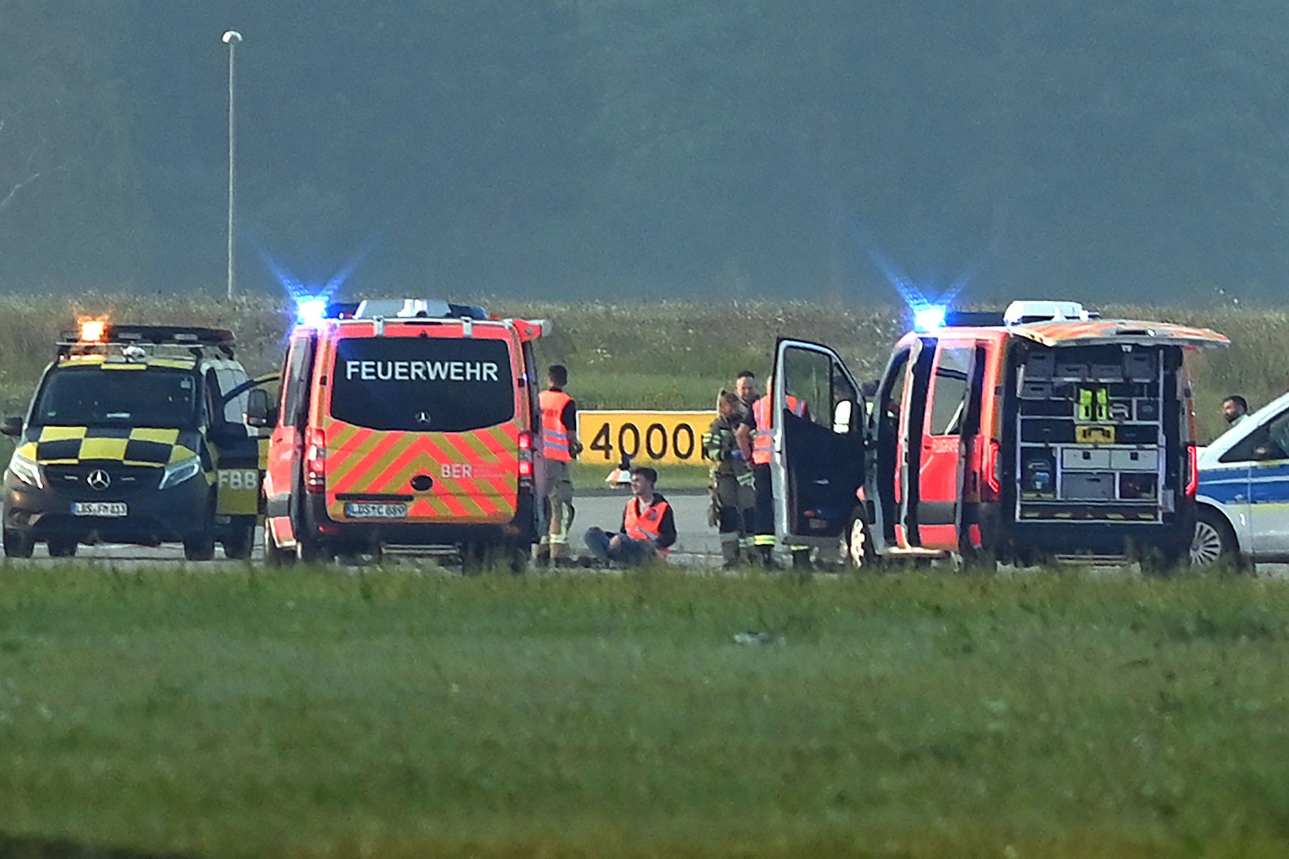 Die Polizei griff am Berliner BER bereits ein, holte die Aktivisten von der Rollbahn.
