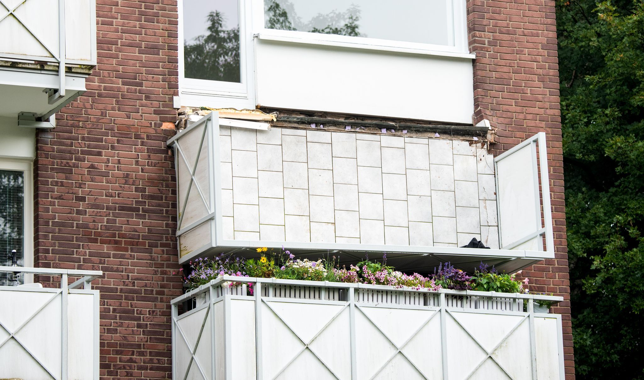 Horror-Unfall: Balkon klappt ab – Menschen stürzen in die Tiefe!