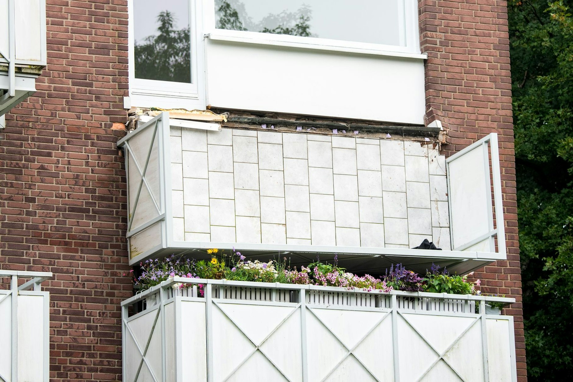 Mitten in der Nacht krachte plötzlich der Balkon nach unten - sechs Menschen wurden beim Sturz in die Tiefe verletzt.