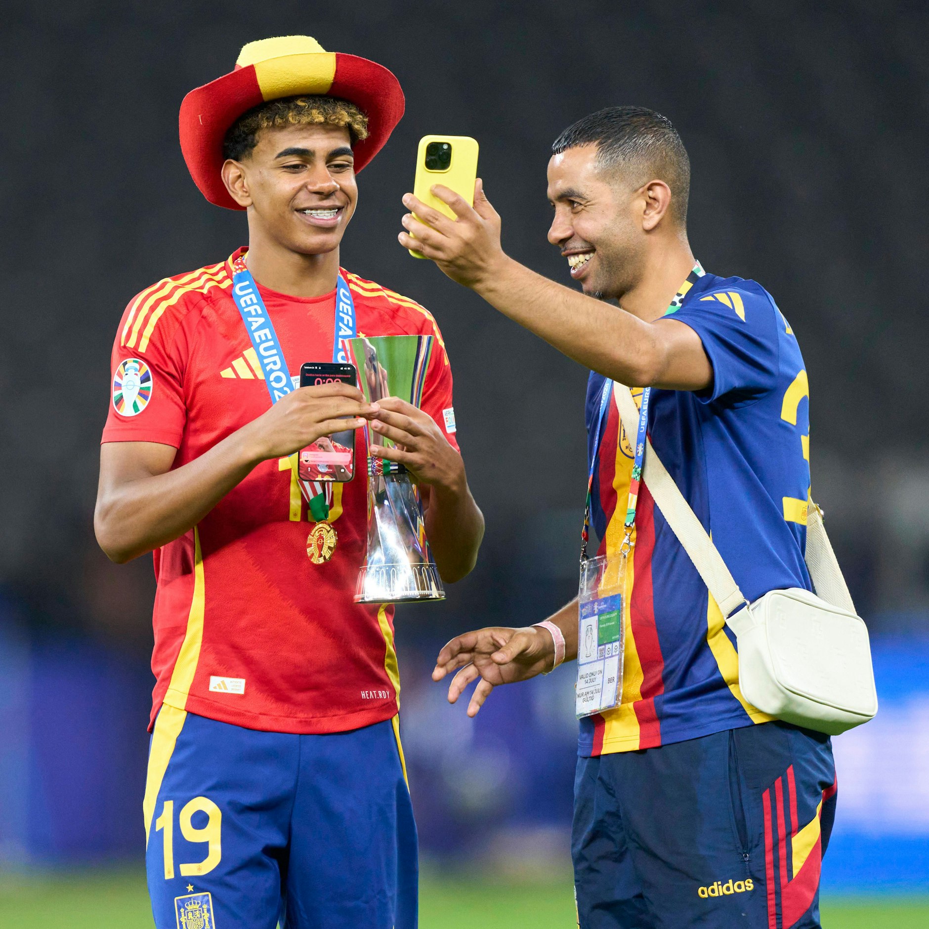 Spaniens Europameister Lamine Yamal mit Vater Mounir Nasraoui nach dem EM-Finalsieg im Olympiastadion.