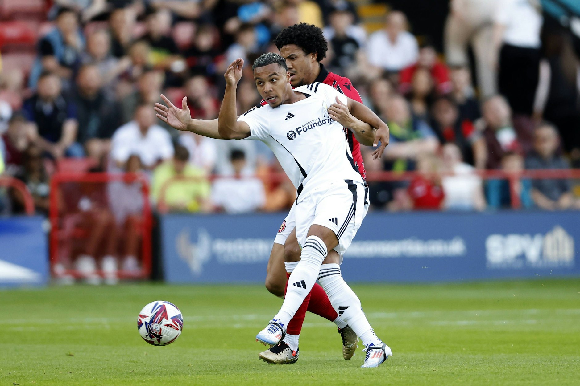 Mittelstürmer Cameron Archer von Aston Villa könnte bald an der Försterei spielen, wenn der Leihpoker klappt.