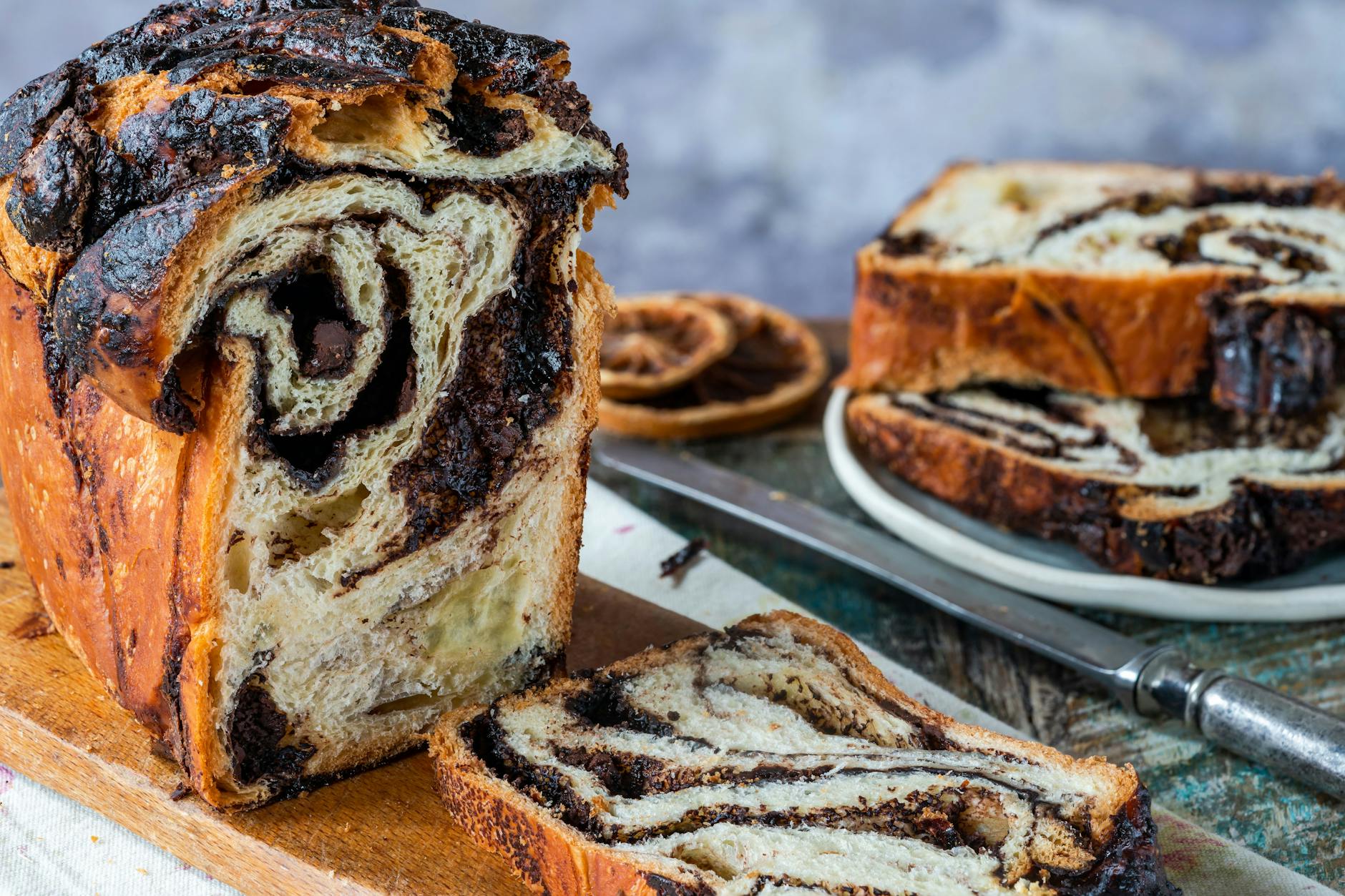 Die Babka vor dem Servieren vollständig auskühlen lassen.