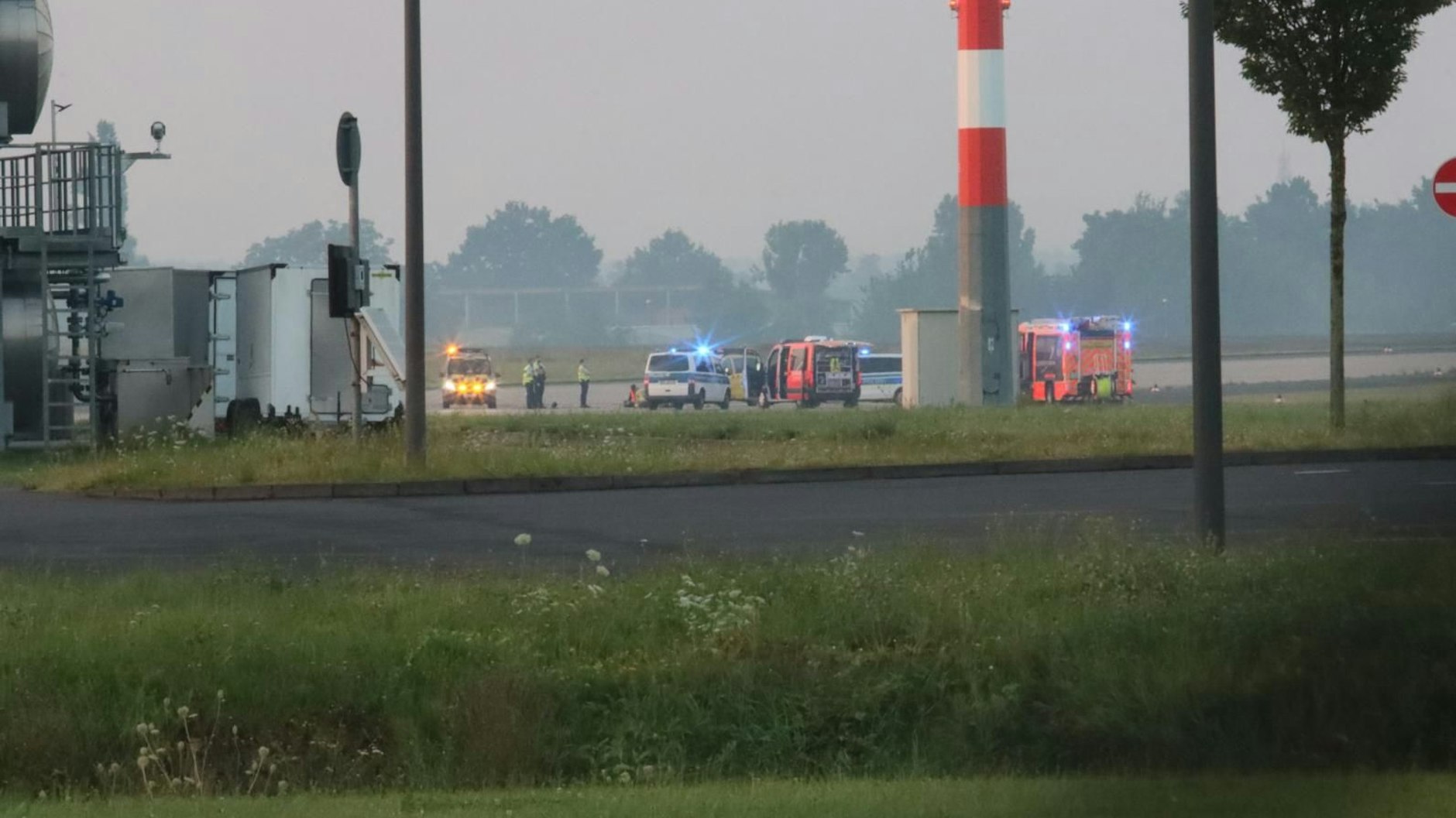Auf dem Flughafen BER in Berlin-Schönefeld sind Polizei und Feuerwehr unterwegs.