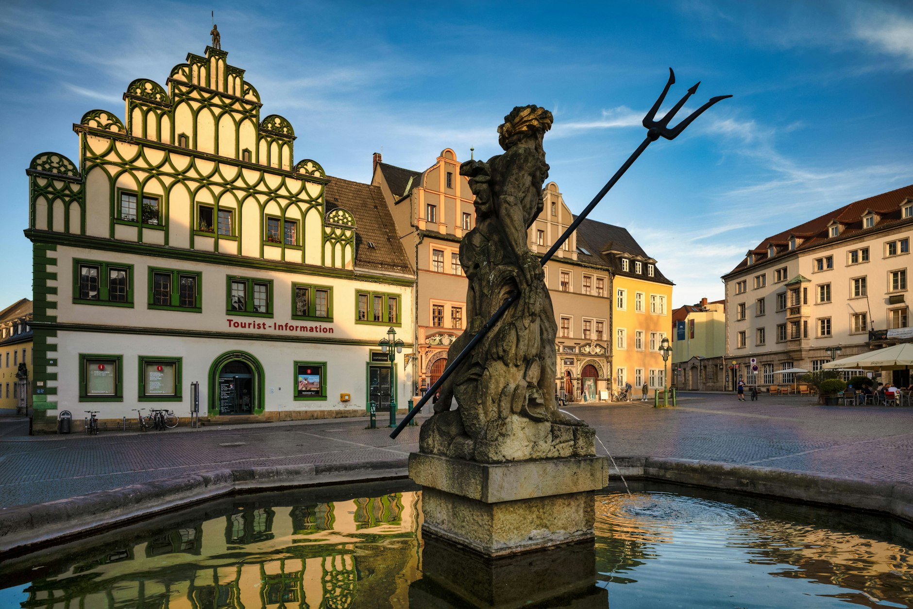 Neptun-Brunnen und Cranach-Haus am Marktplatz im Weimar. 
