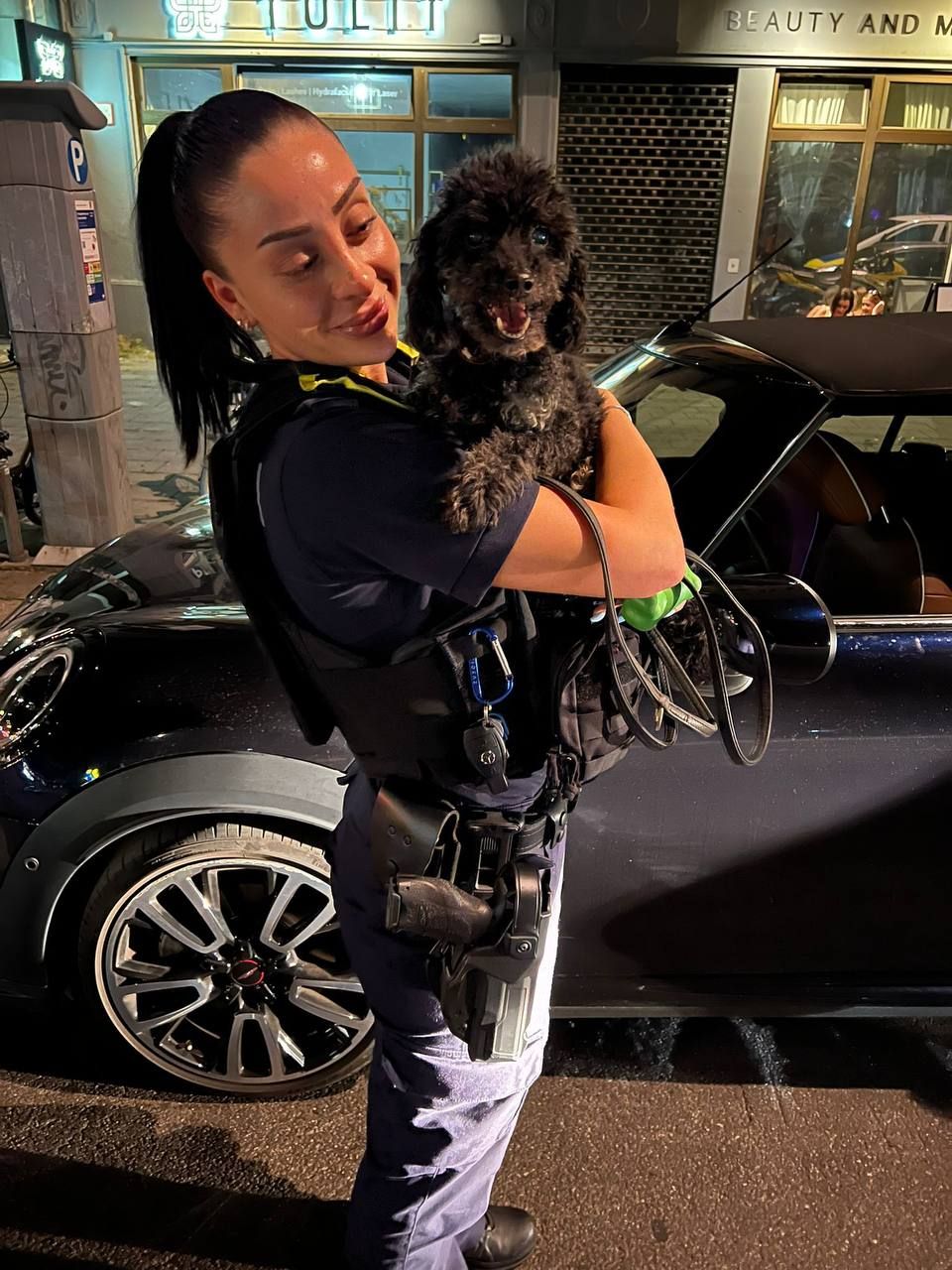 Hund in Hitze-Auto eingesperrt – Berliner Polizei rettet Zwergpudel