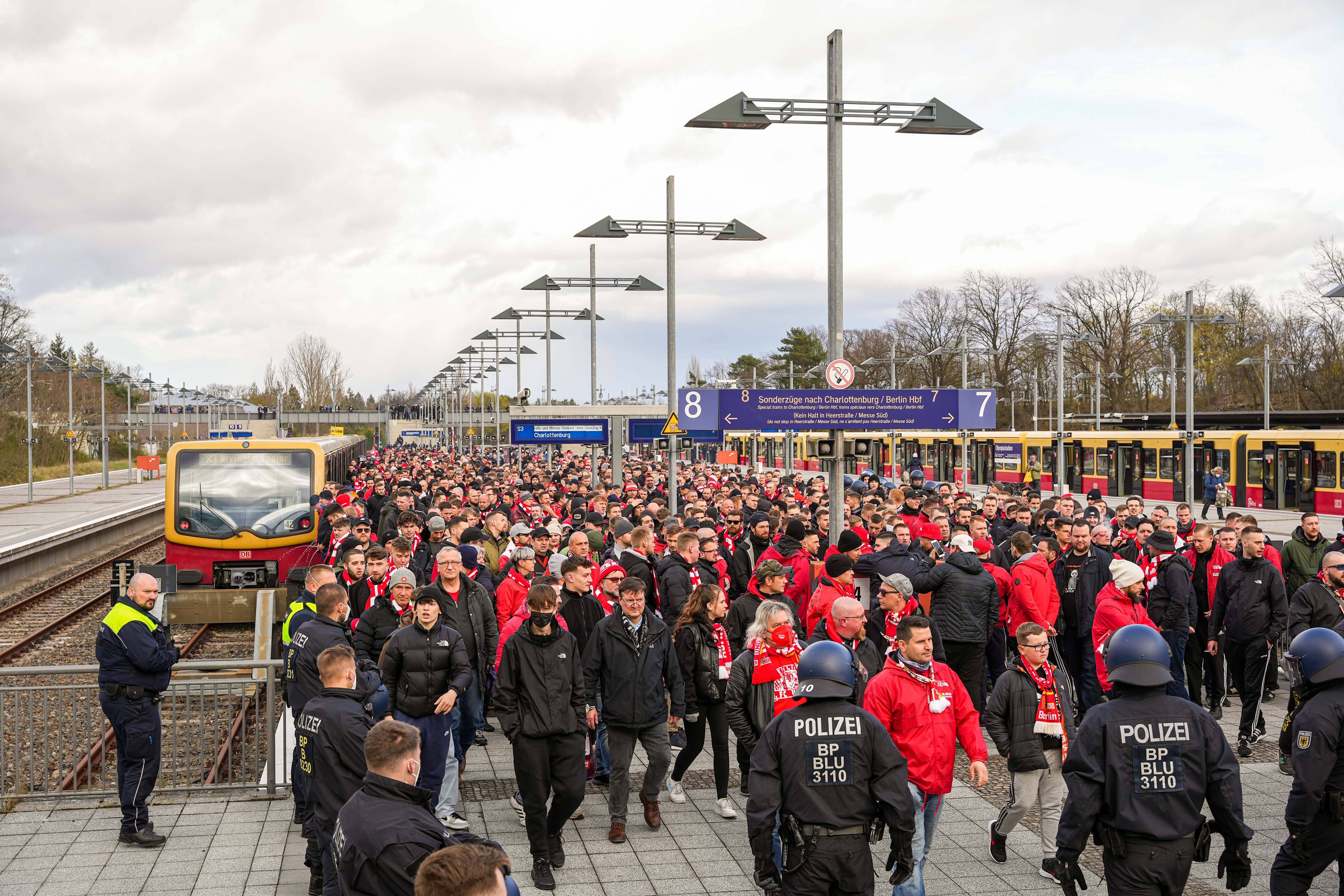 1. FC Union, Hertha BSC und der DFB-Pokal: Deutsche Bahn sorgt für Chaos