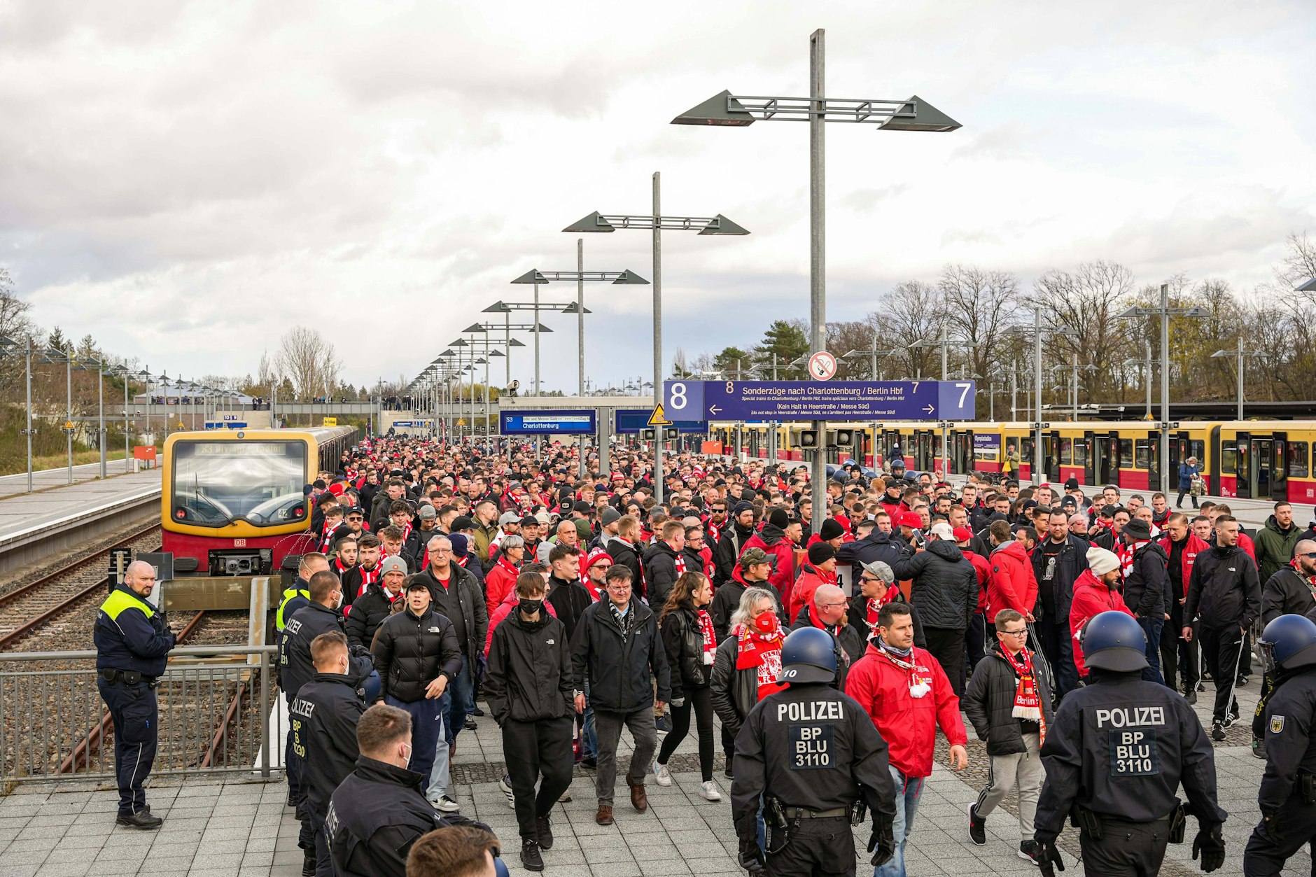 Der S-Bahnhof am Olympiastadion ist Fan-Ansturm gewohnt. So wird es wohl an zwei Tagen jetzt am Bahnhof in Oranienburg aussehen.