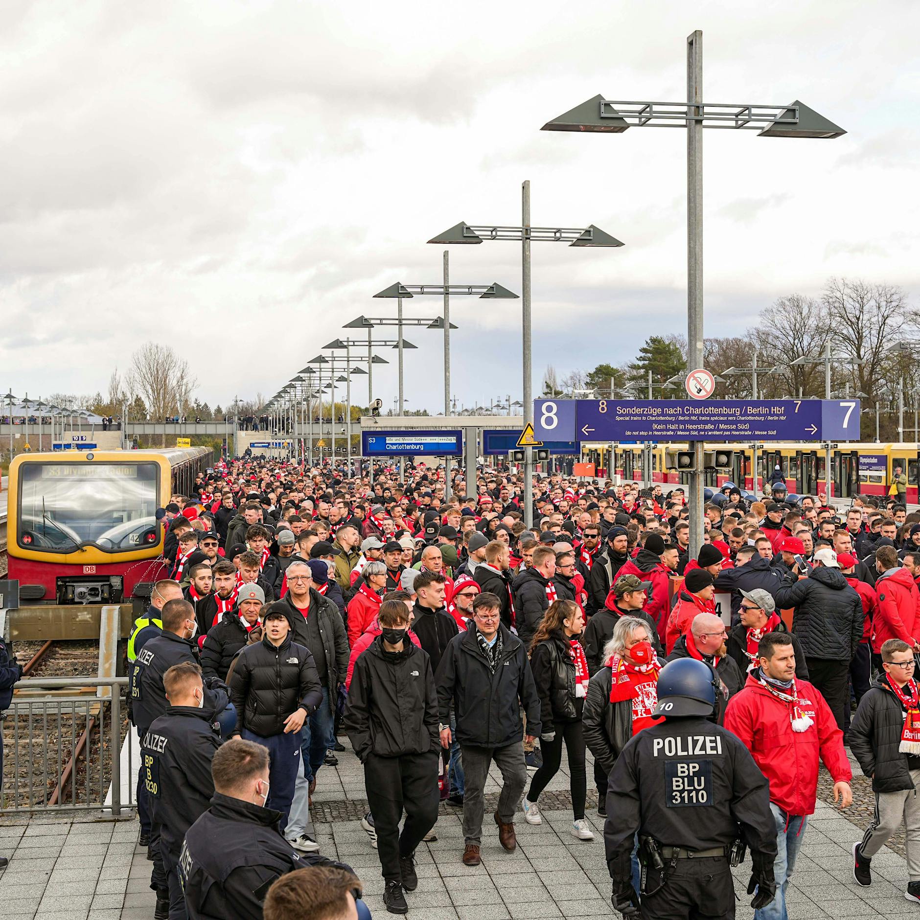 1. FC Union, Hertha BSC und der DFB-Pokal: Deutsche Bahn sorgt für Chaos