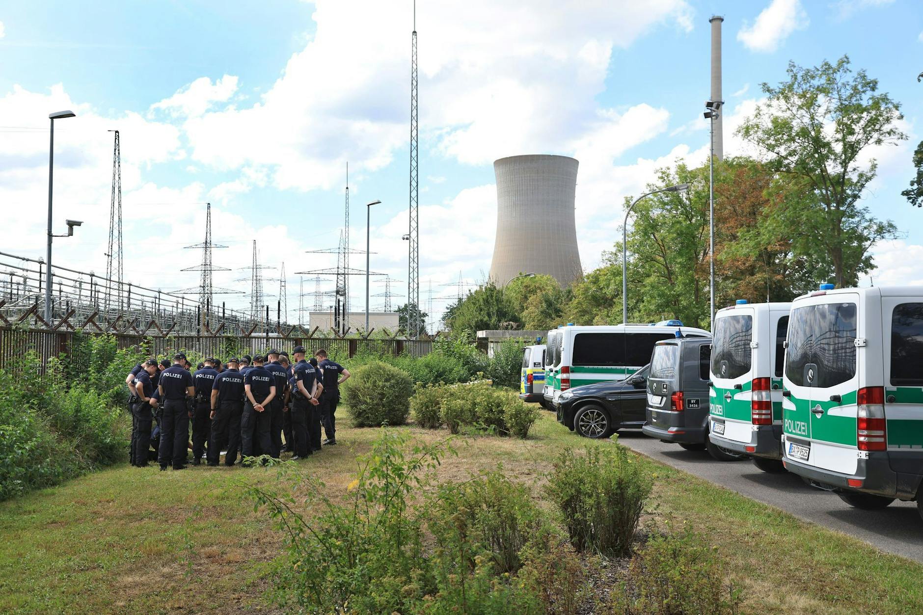 Polizisten sammeln sich vor den Kühltürmen des stillgelegten Kernkraftwerkes, die gesprengt werden sollen.